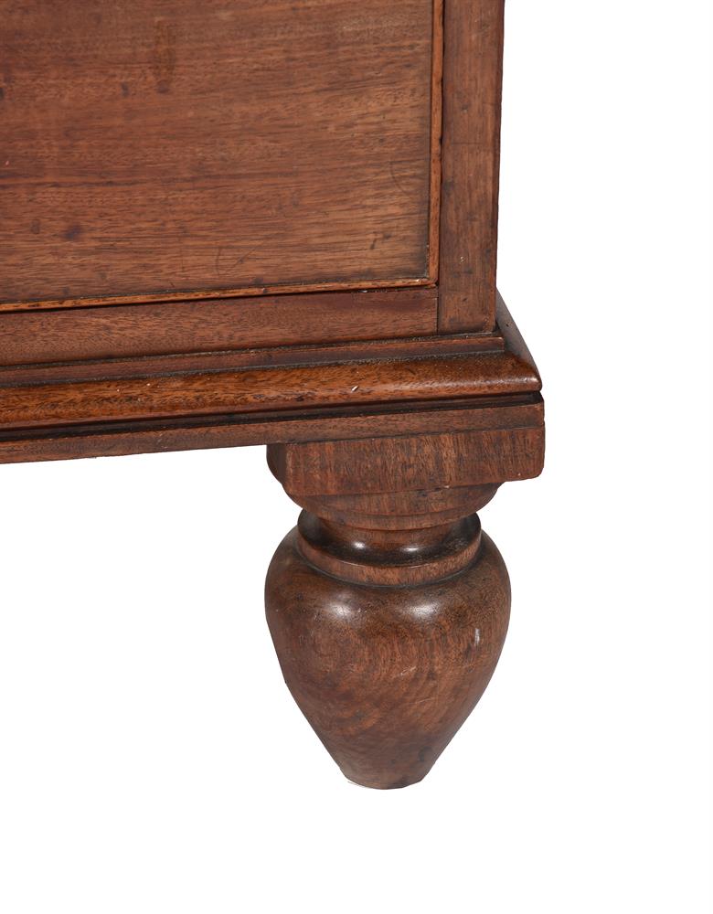 Y A GEORGE IV MAHOGANY CHEST OF DRAWERS, ATTRIBUTED TO GILLOWS, CIRCA 1825 - Image 3 of 5