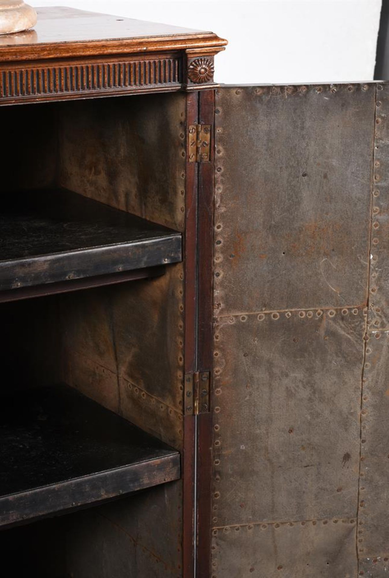 A PAIR OF GEORGE III MAHOGANY PEDESTAL CUPBOARDS, IN THE MANNER OF INCE & MAYHEW, CIRCA 1790 - Bild 9 aus 11