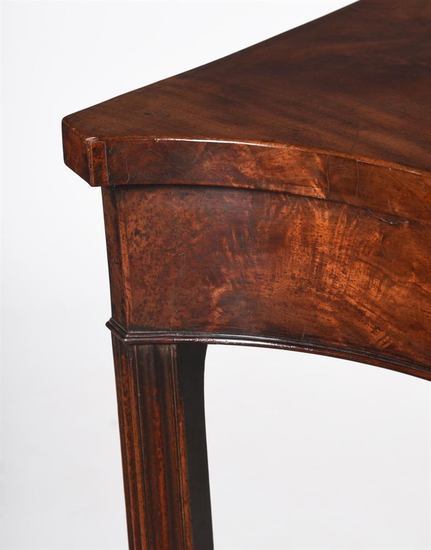 A GEORGE III FIGURED MAHOGANY SERPENTINE FRONTED SERVING OR SIDE TABLE, CIRCA 1770 - Bild 5 aus 6