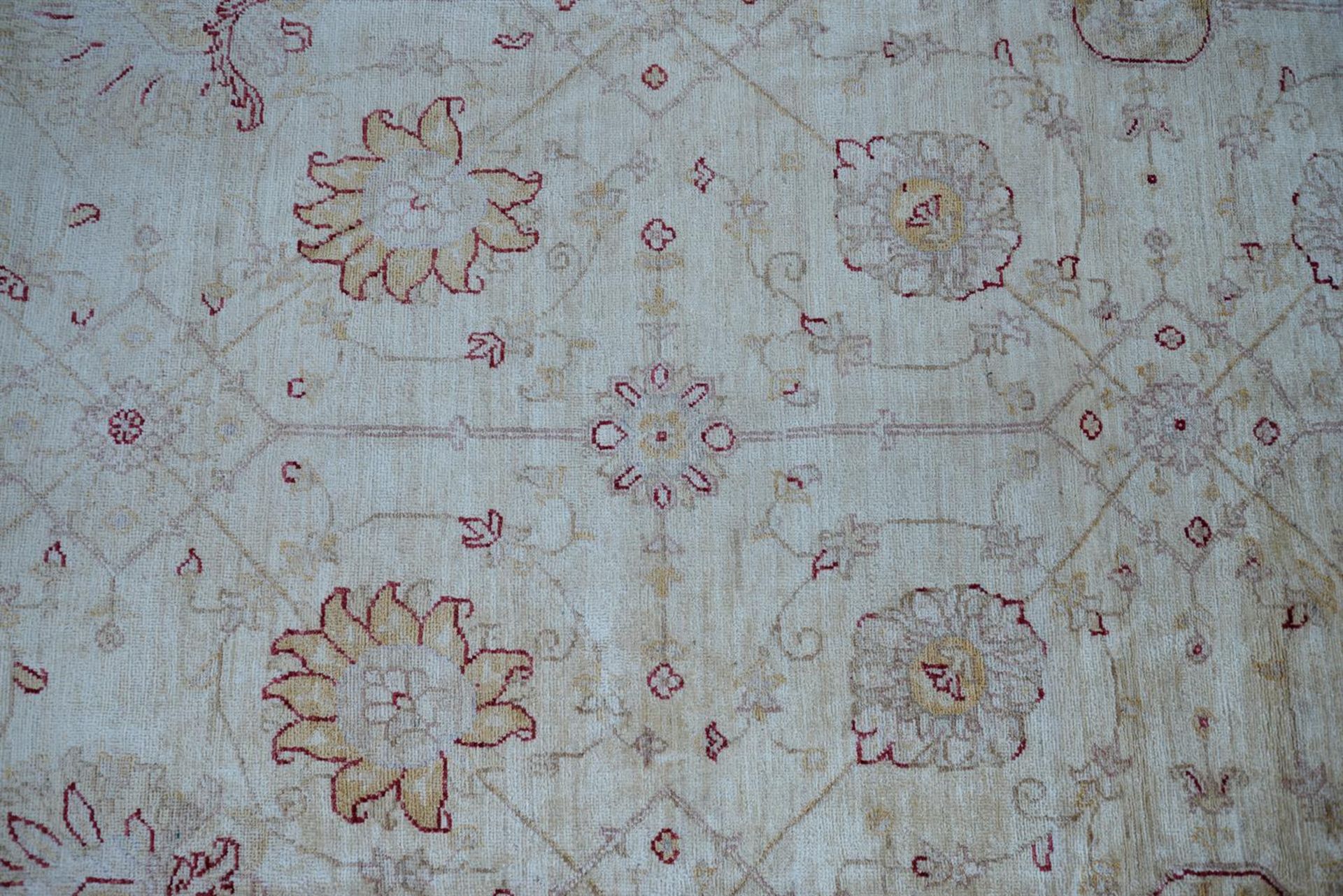 A ZIEGLER CARPET, approximately 531 x 363cm - Bild 3 aus 3