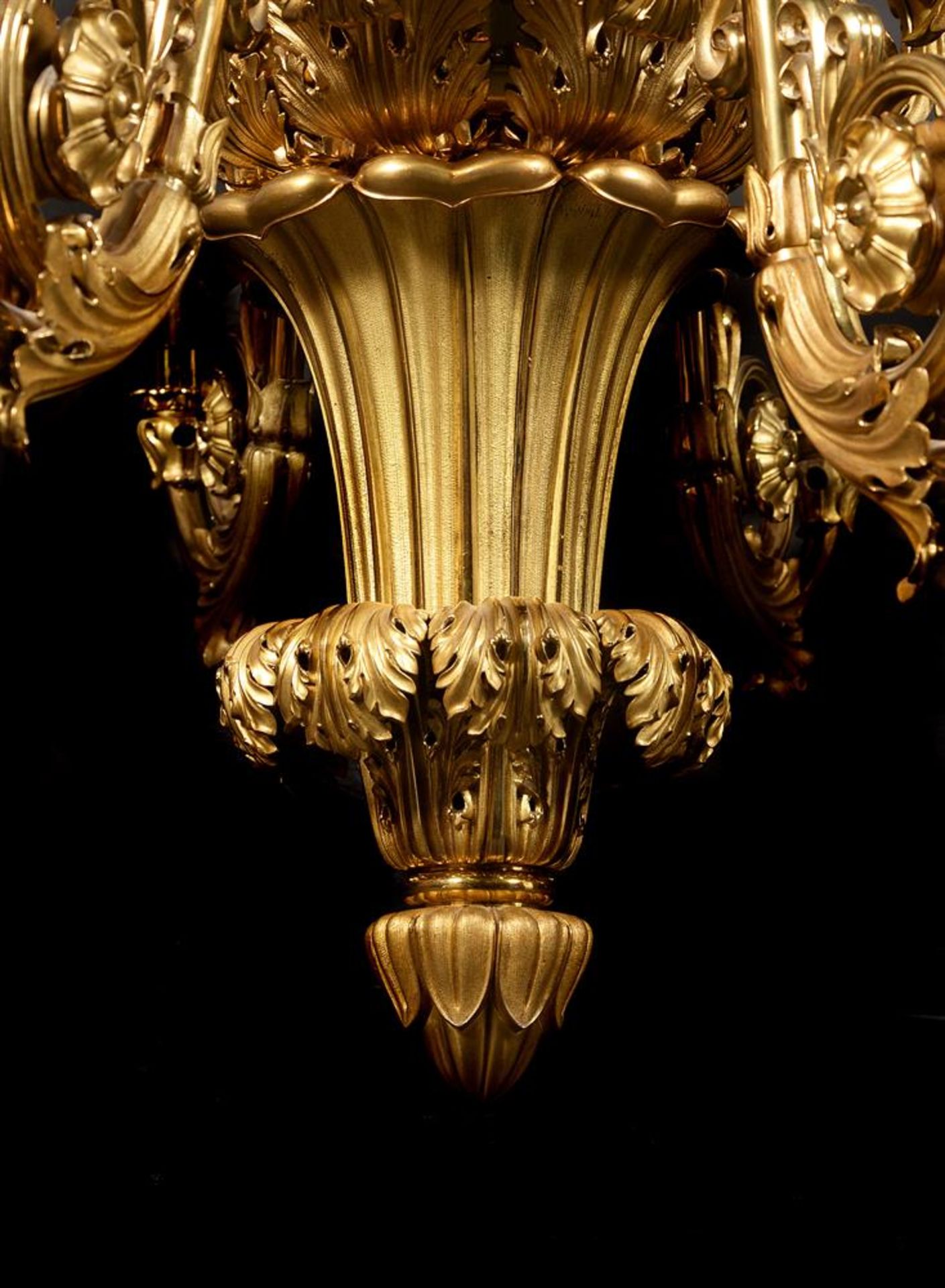 A LARGE AND IMPRESSIVE GILT AND LACQUERED BRASS EIGHT BRANCH CHANDELIER, CIRCA 1825 AND LATER - Bild 7 aus 10