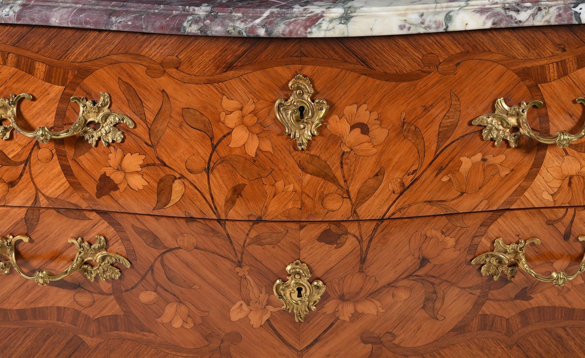 Y A LOUIS XV TULIPWOOD, AMARANTH, MARQUETRY AND ORMOLU MOUNTED COMMODE, MID 18TH CENTURY - Bild 4 aus 6