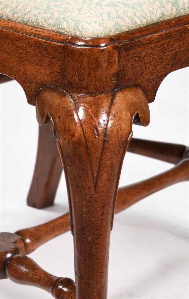 A SET OF FOUR GEORGE II WALNUT AND MARQUETRY DINING CHAIRS, CIRCA 1730 - Image 5 of 6