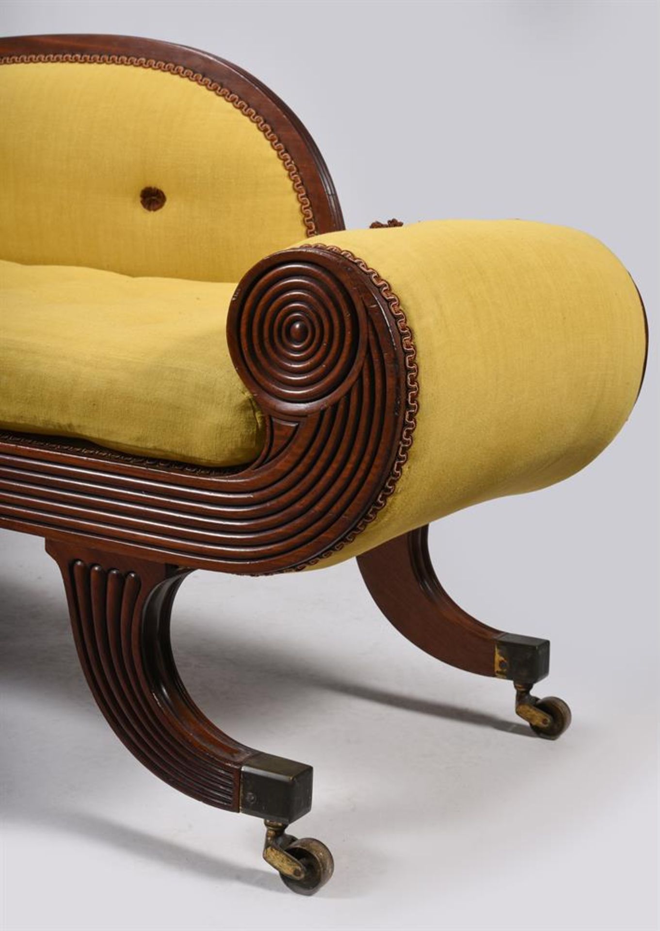 A REGENCY MAHOGANY AND BUTTON UPHOLSTERED DAY BED, CIRCA 1815 - Bild 4 aus 6