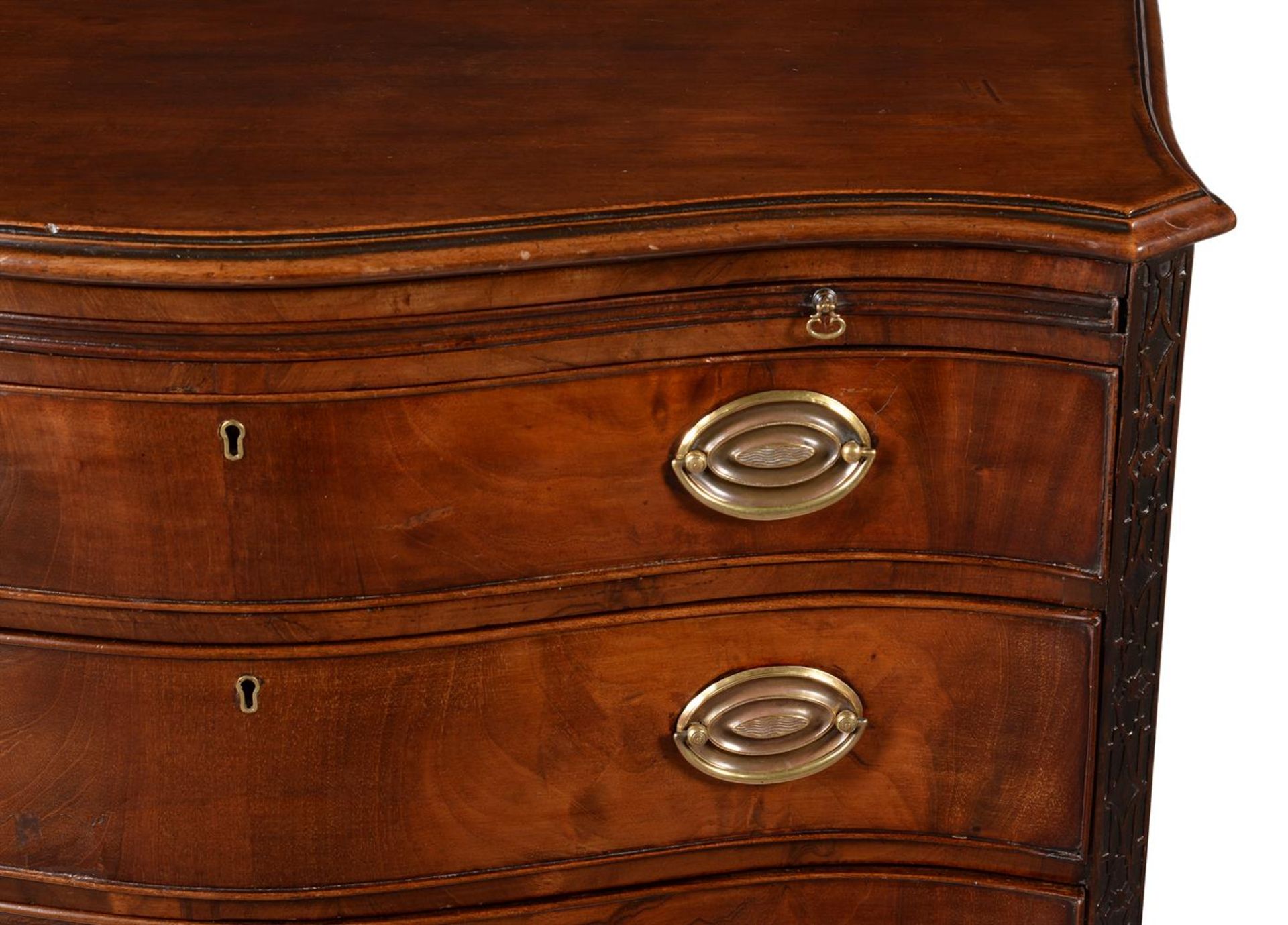 A GEORGE III MAHOGANY SERPENTINE FRONTED BACHELOR'S CHEST OF DRAWERS, CIRCA 1770 - Image 5 of 6