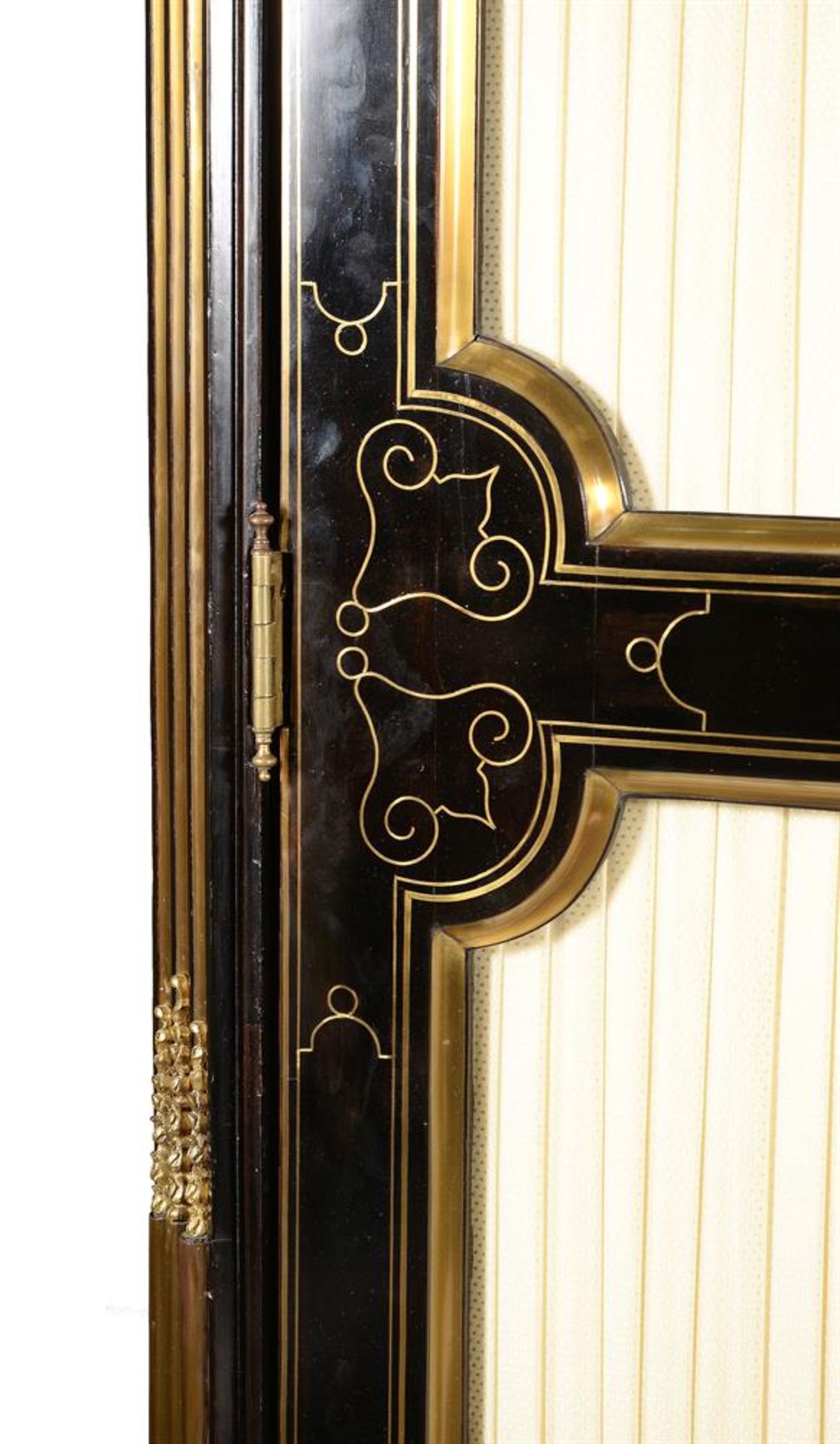 Y A LOUIS XIV EBONY AND BRASS INLAID ARMOIRE, EARLY 18TH CENTURY - Bild 4 aus 8