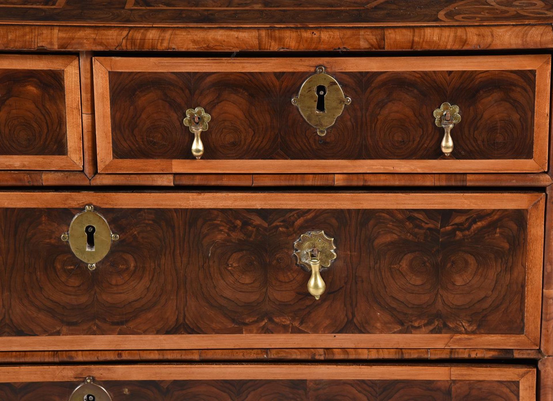 A WILLIAM & MARY OLIVEWOOD 'OYSTER' VENEERED AND MARQUETRY CHEST OF DRAWERS, CIRCA 1690 - Image 2 of 3