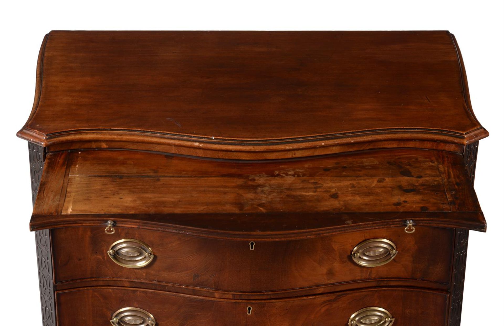 A GEORGE III MAHOGANY SERPENTINE FRONTED BACHELOR'S CHEST OF DRAWERS, CIRCA 1770 - Image 4 of 6