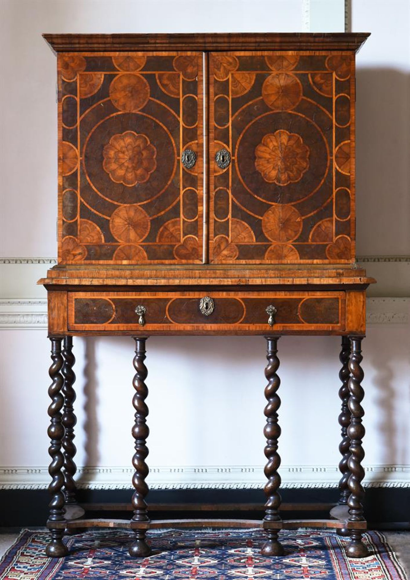 Y A WILLIAM & MARY ROSEWOOD, KINGWOOD AND OLIVEWOOD OYSTER VENEERED CABINET ON STAND, CIRCA 1690 - Bild 9 aus 11