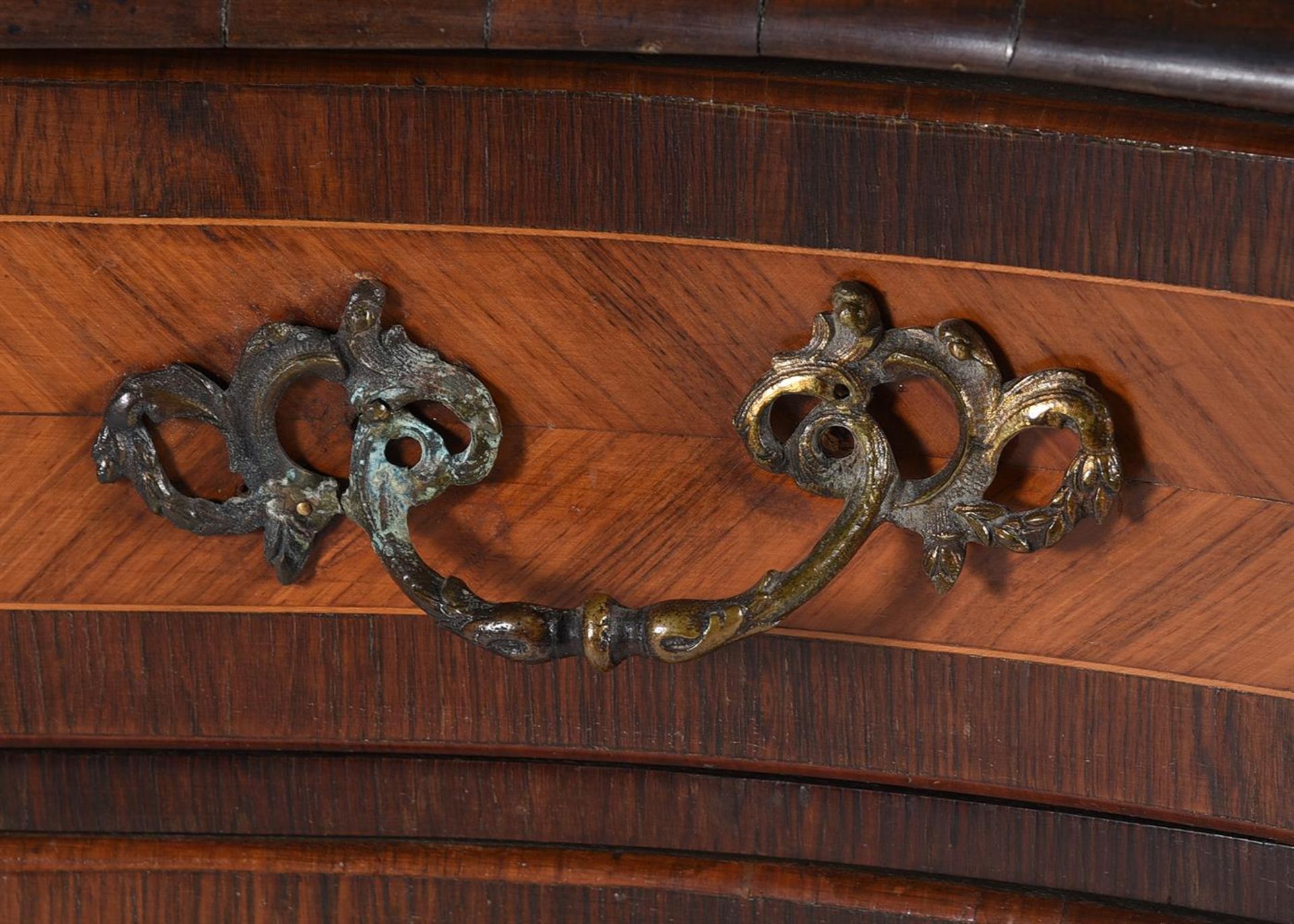 Y A GEORGE III TULIPWOOD AND AMARANTH CROSSBANDED SERPENTINE COMMODE, ATTRIBUTED TO PIERRE LANGLOIS - Bild 6 aus 9