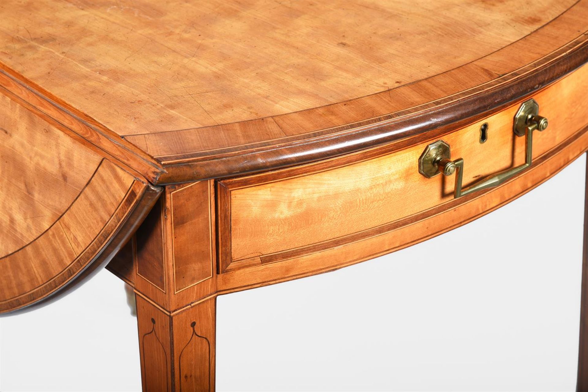 Y A PAIR OF GEORGE III SATINWOOD, PURPLE HEART AND ROSEWOOD BANDED OVAL PEMBROKE TABLES, CIRCA 1780 - Bild 2 aus 4