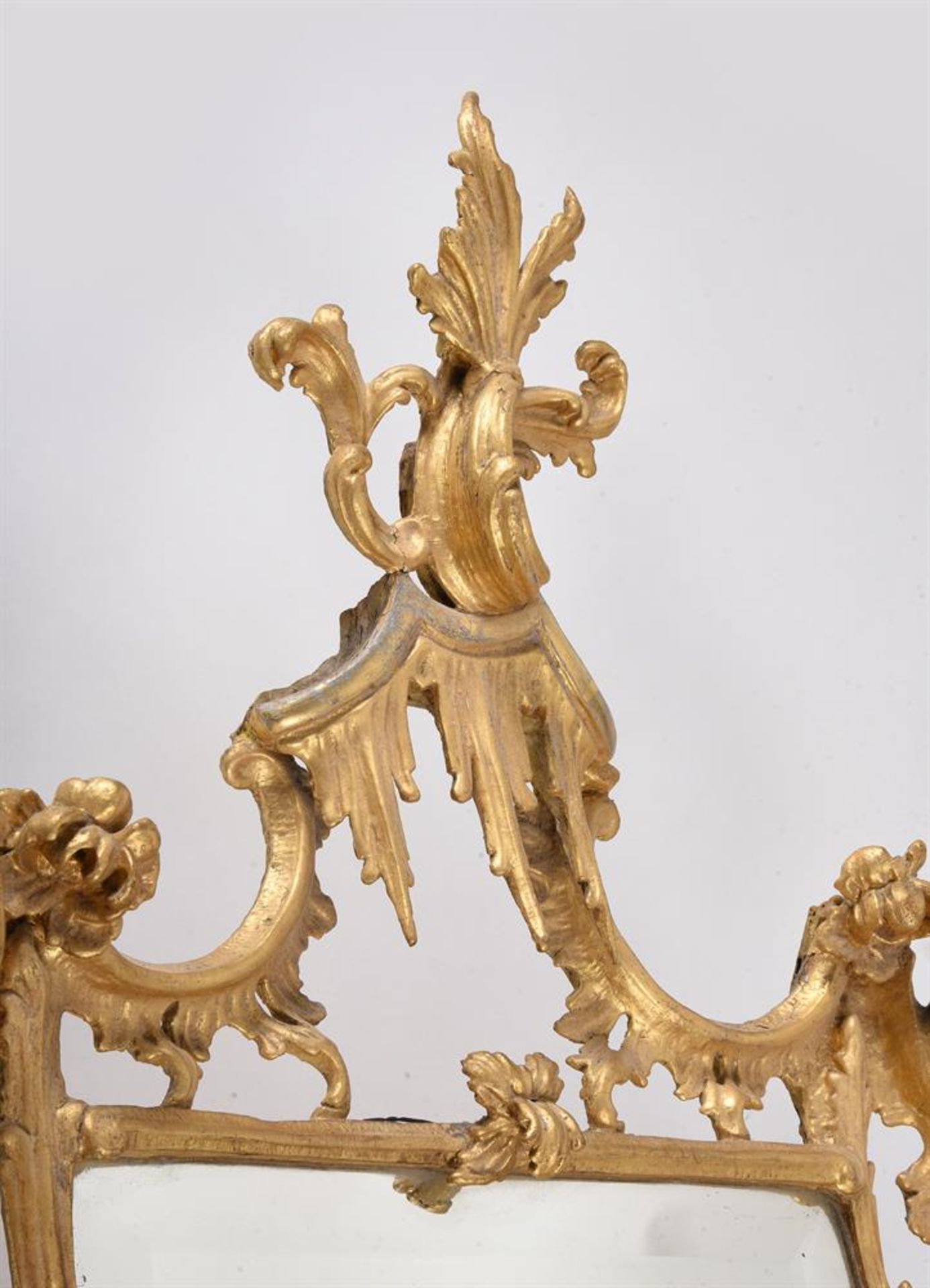 A GEORGE III CARVED GILTWOOD WALL MIRROR, SECOND HALF 18TH CENTURY - Image 5 of 6