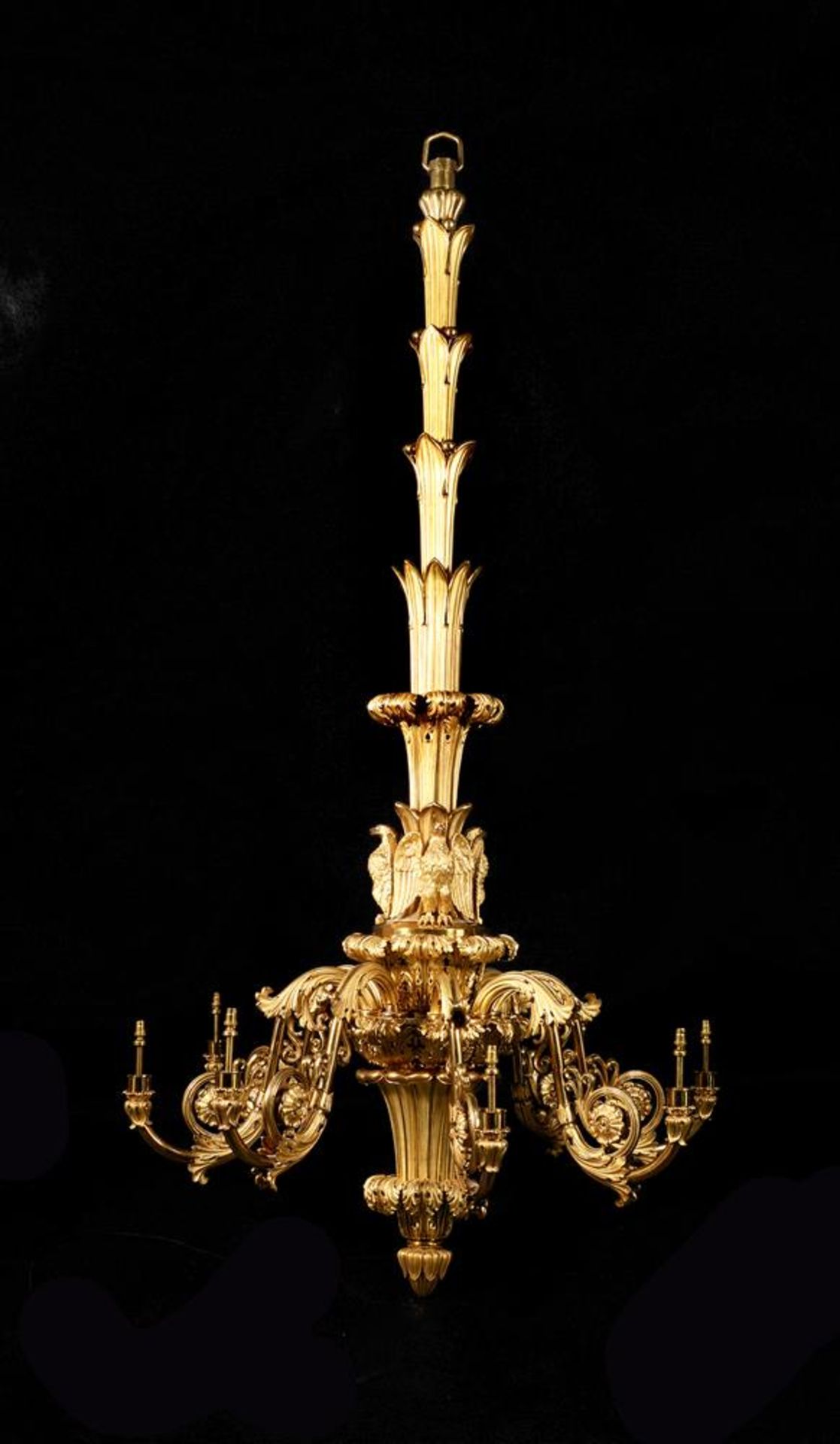 A LARGE AND IMPRESSIVE GILT AND LACQUERED BRASS EIGHT BRANCH CHANDELIER, CIRCA 1825 AND LATER - Bild 3 aus 10