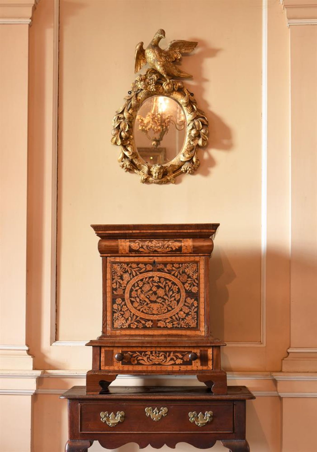 A WALNUT AND MARQUETRY TABLE TOP CABINETIN WILLIAM AND MARY STYLE - Bild 4 aus 4