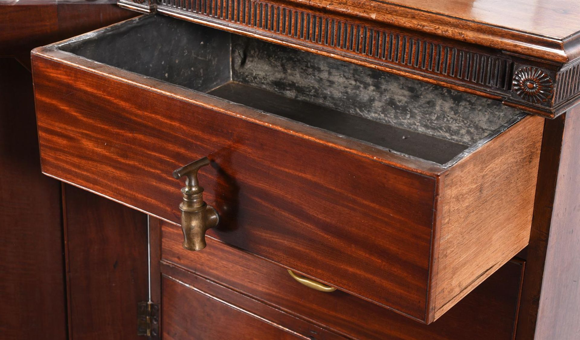 A PAIR OF GEORGE III MAHOGANY PEDESTAL CUPBOARDS, IN THE MANNER OF INCE & MAYHEW, CIRCA 1790 - Bild 7 aus 11