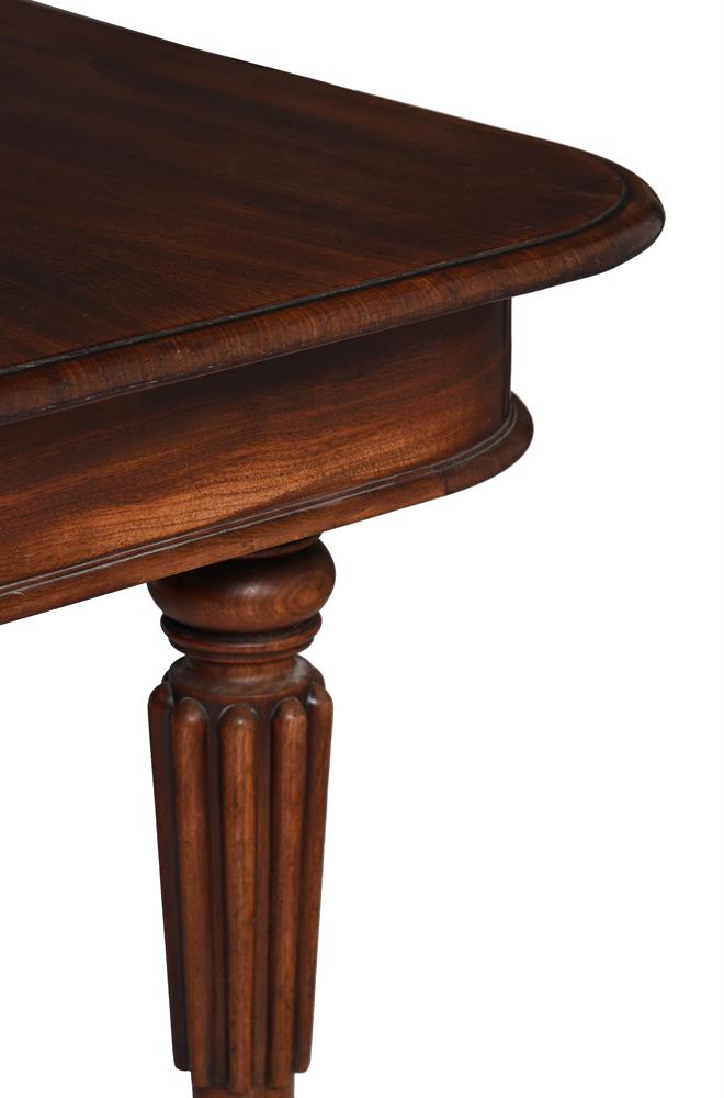 A GEORGE IV MAHOGANY EXTENDING DINING TABLE, ATTRIBUTED TO GILLOWS OF LANCASTER, CIRCA 1825 - Image 4 of 4