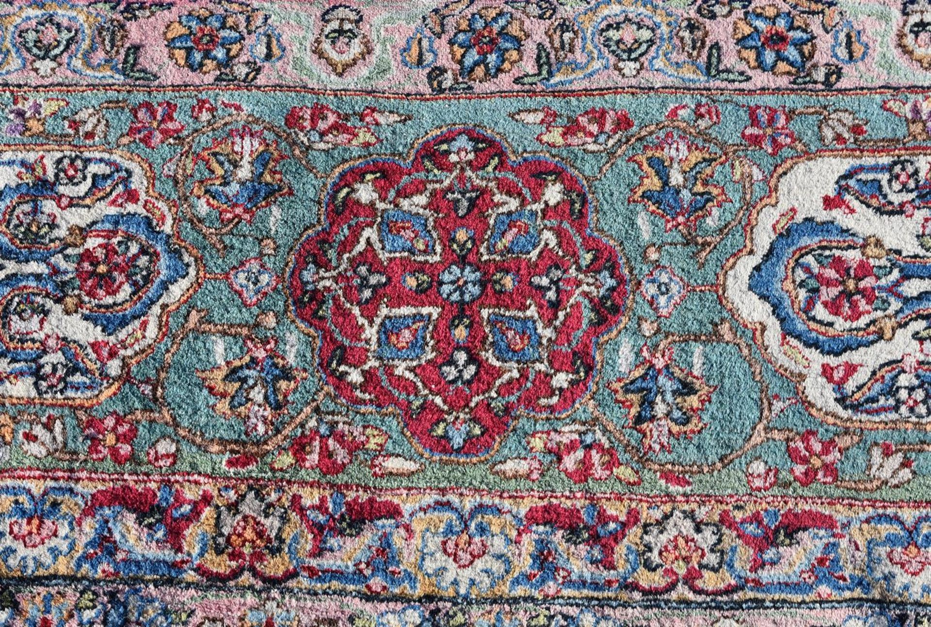 A LAVAR KIRMAN CARPET, approximately 525 x 371cm - Bild 4 aus 4