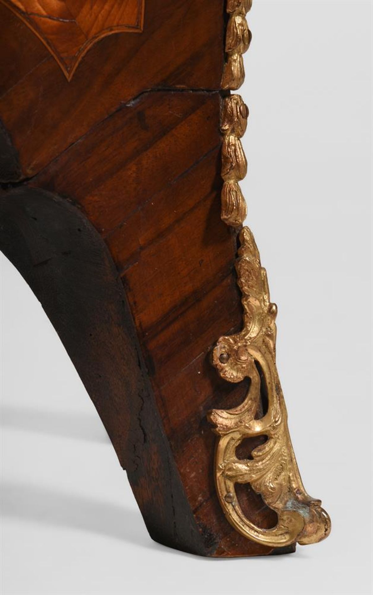 Y A GEORGE III SATINWOOD, MARQUETRY AND PAINTED SERPENTINE FRONTED COMMODE, CIRCA 1780 - Bild 10 aus 12