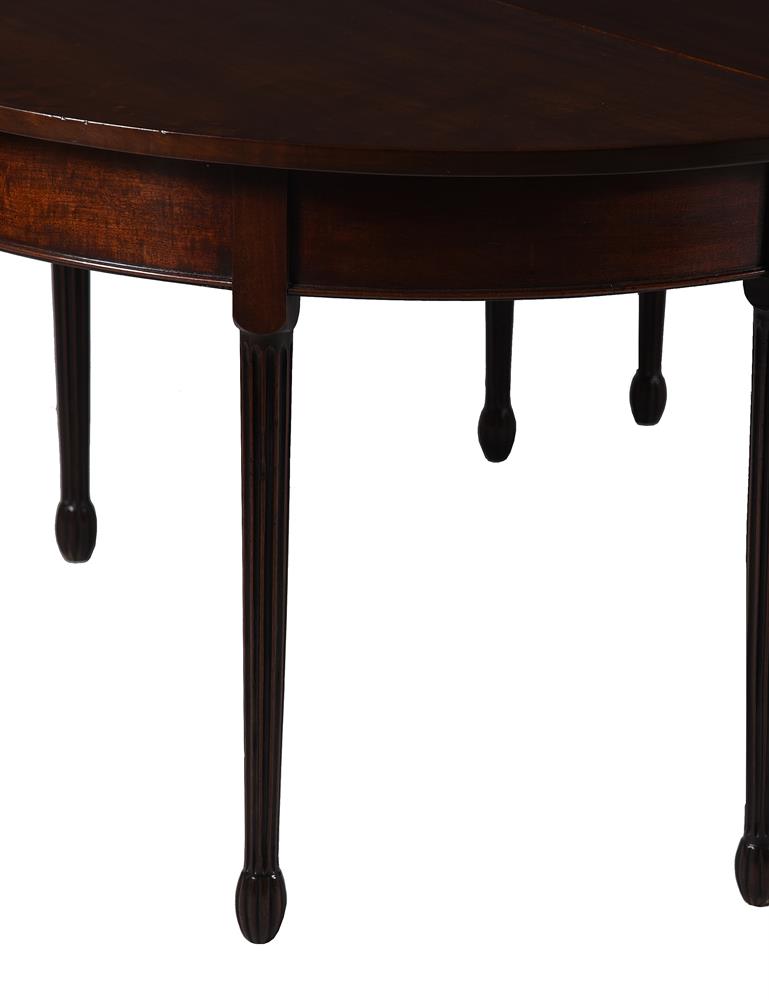 A GEORGE III MAHOGANY DINING TABLE, CIRCA 1780 - Image 4 of 5