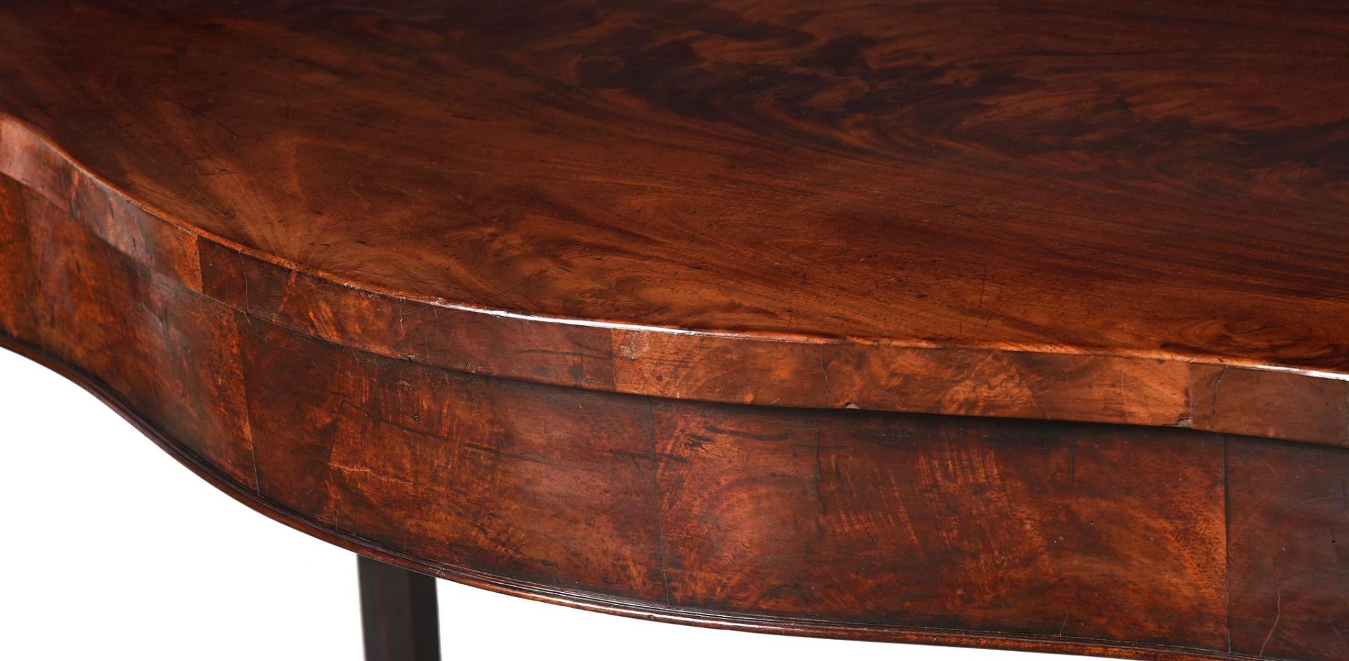 A GEORGE III FIGURED MAHOGANY SERPENTINE FRONTED SERVING OR SIDE TABLE, CIRCA 1770 - Bild 4 aus 6