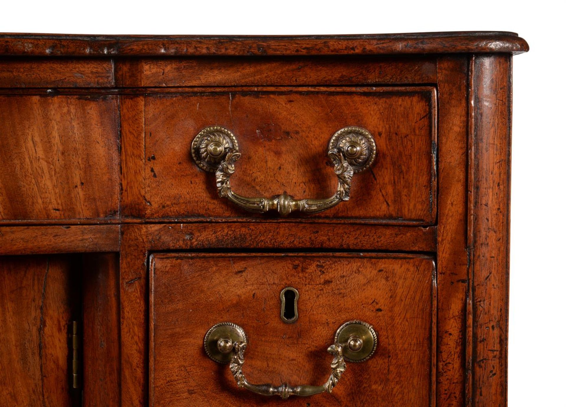 A FINE GEORGE III MAHOGANY SERPENTINE FRONTED COMMODE, IN THE MANNER OF WRIGHT & ELWICK, CIRCA 1770 - Image 4 of 6