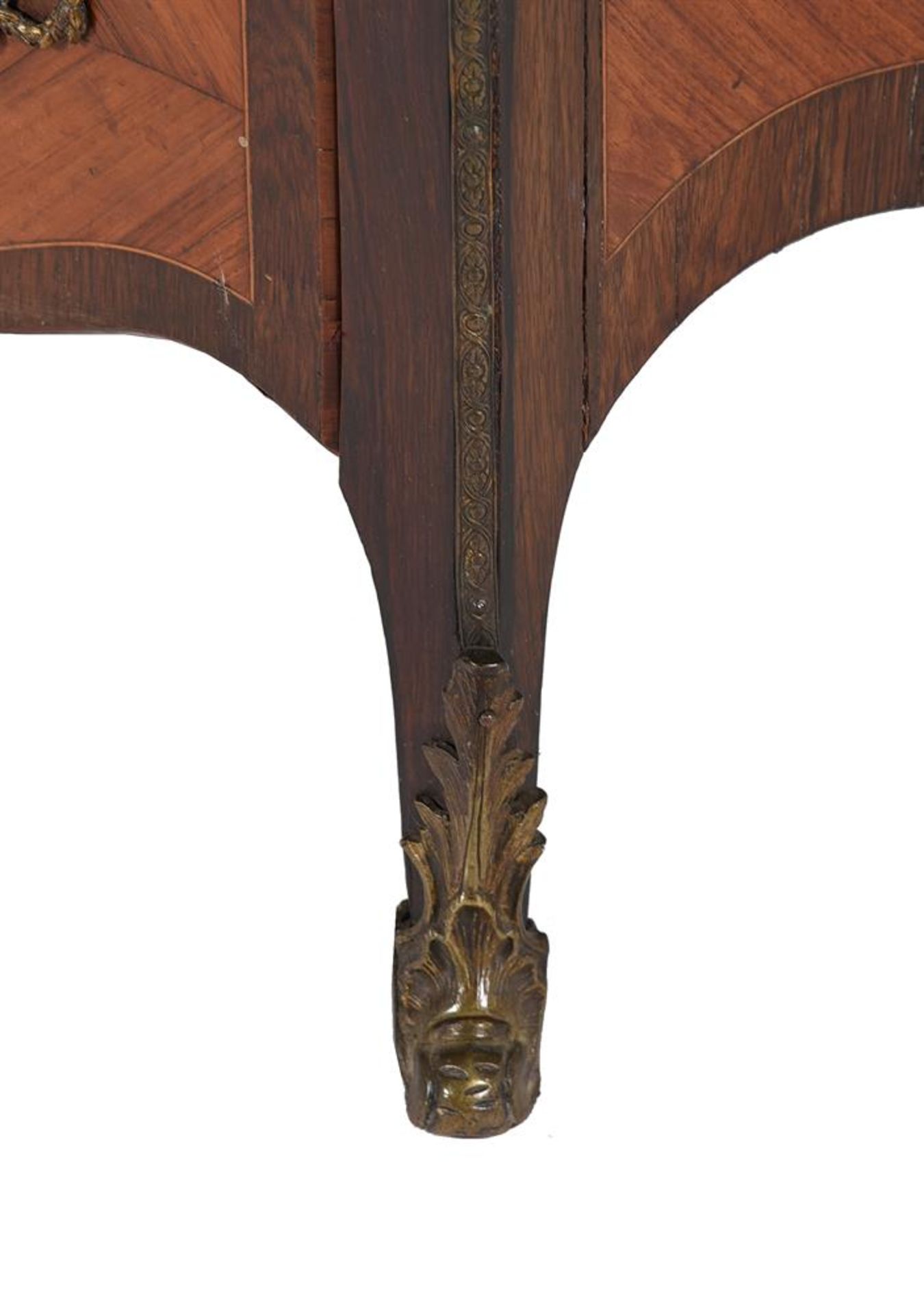 Y A GEORGE III TULIPWOOD AND AMARANTH CROSSBANDED SERPENTINE COMMODE, ATTRIBUTED TO PIERRE LANGLOIS - Image 4 of 9