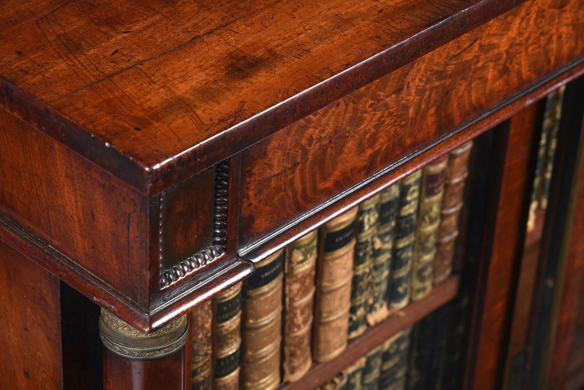 Y A GEORGE IV FIGURED MAHOGANY AND GILT METAL MOUNTED CABINET OR BOOKCASE, CIRCA 1825 - Bild 5 aus 5