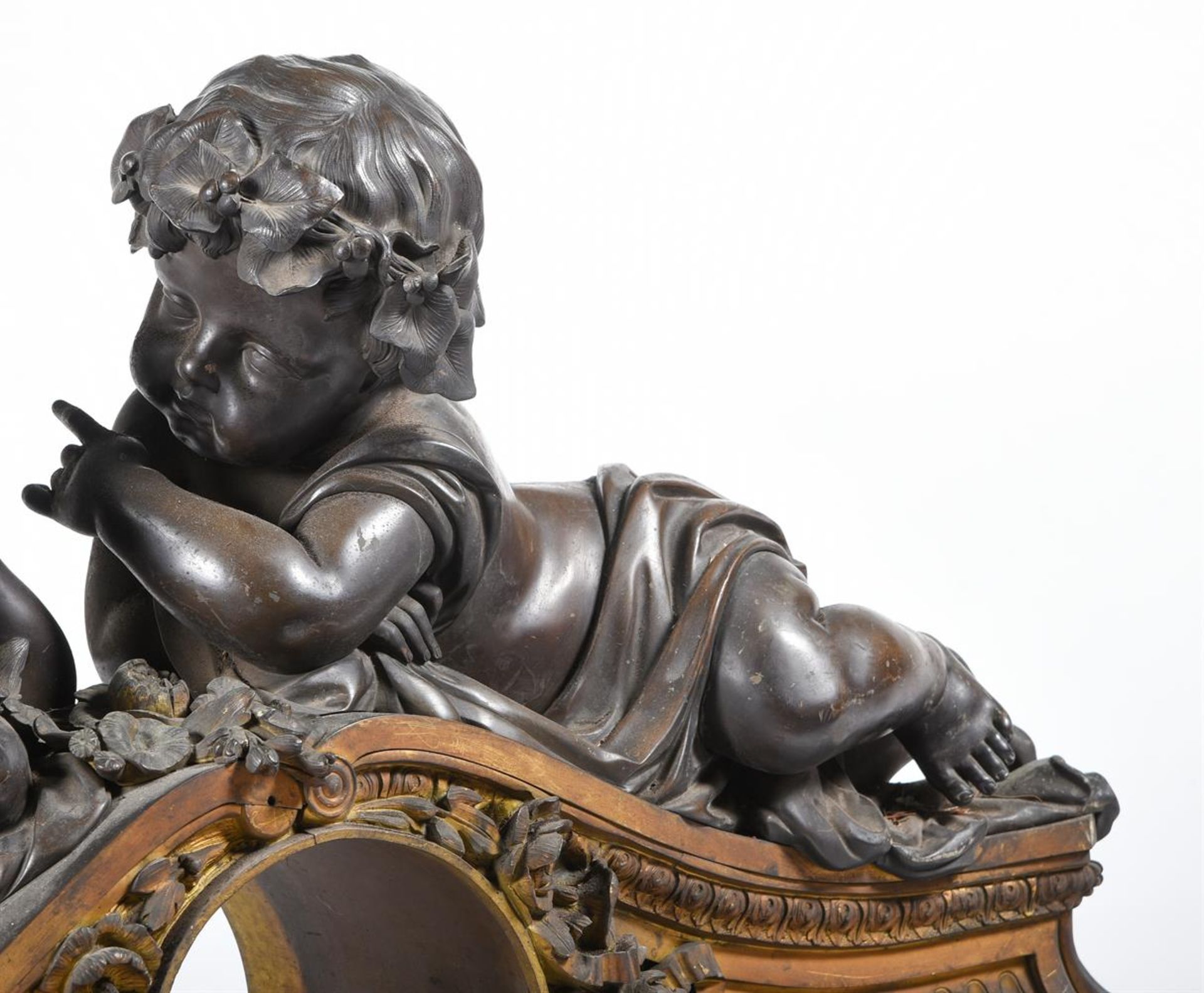 A LARGE FRENCH BRONZE MANTLE CLOCK CASE, LATE 19TH CENTURY, AFTER CARRIER BELLEUSE - Bild 4 aus 4