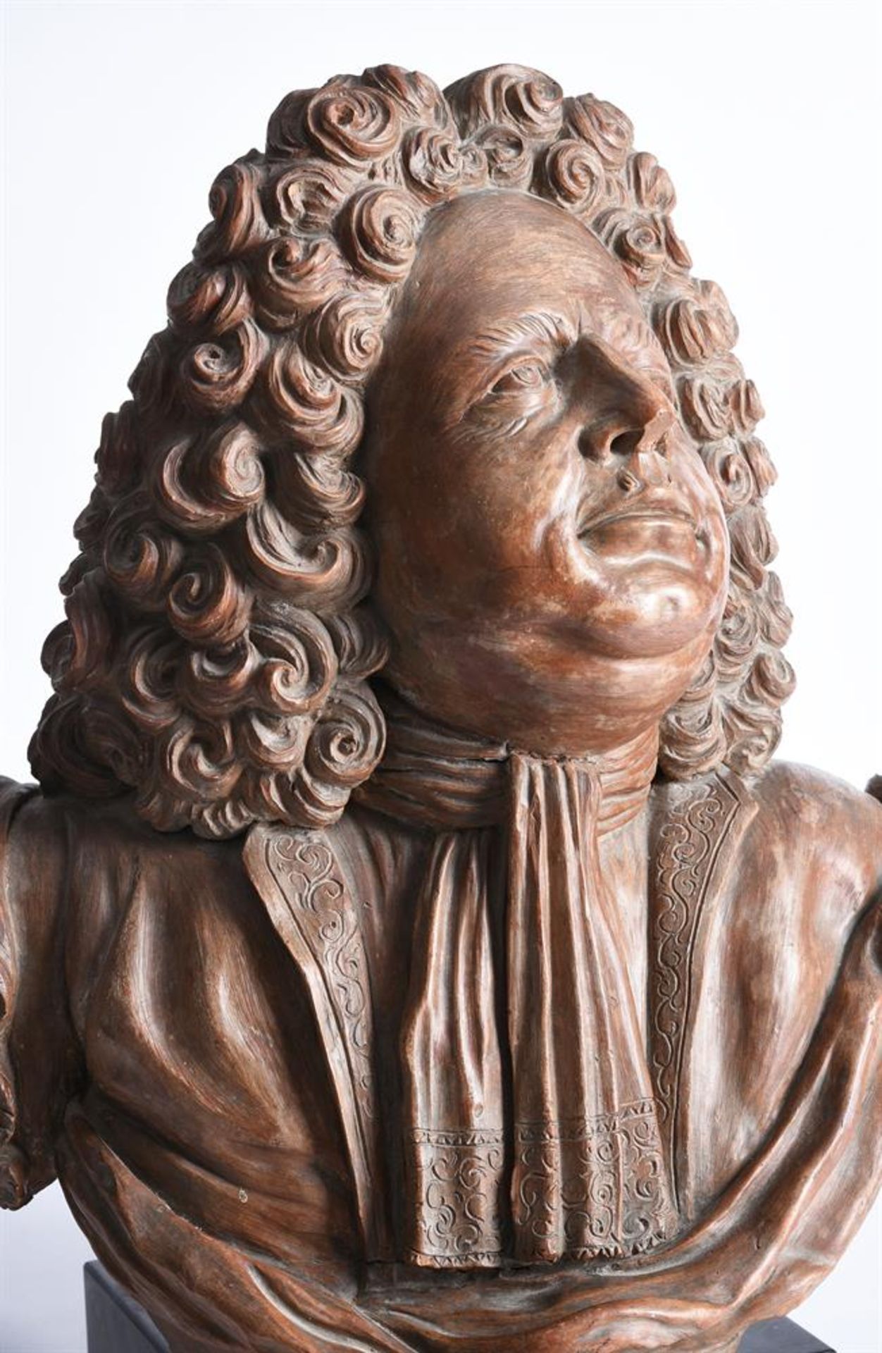 A TERRACOTTA BUST OF A NOBLEMAN, FRENCH OR ENGLISH, POSSIBLY EARLY 18TH CENTURY - Image 3 of 5