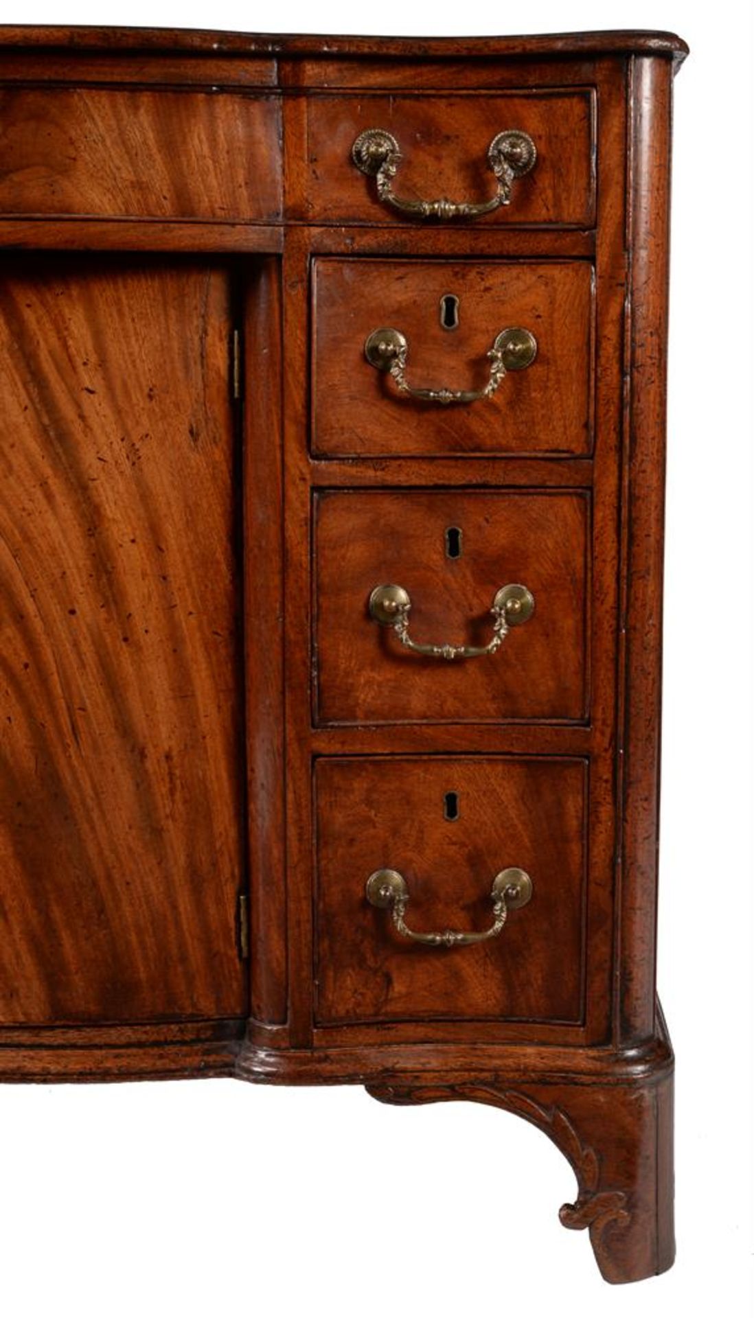 A FINE GEORGE III MAHOGANY SERPENTINE FRONTED COMMODE, IN THE MANNER OF WRIGHT & ELWICK, CIRCA 1770 - Image 3 of 6