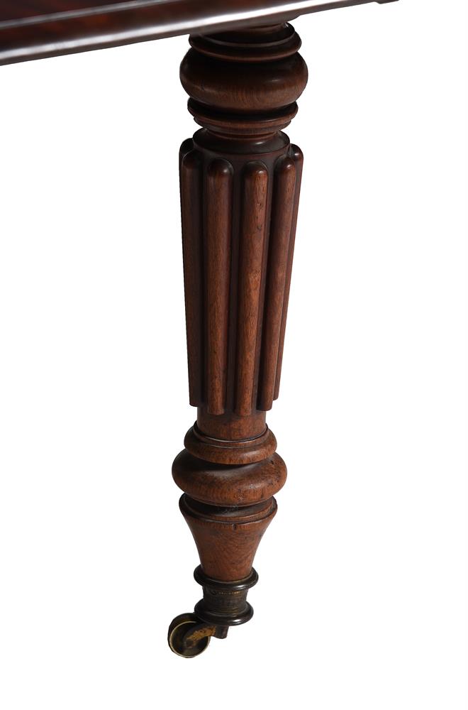 A GEORGE IV MAHOGANY EXTENDING DINING TABLE, ATTRIBUTED TO GILLOWS OF LANCASTER, CIRCA 1825 - Image 2 of 4