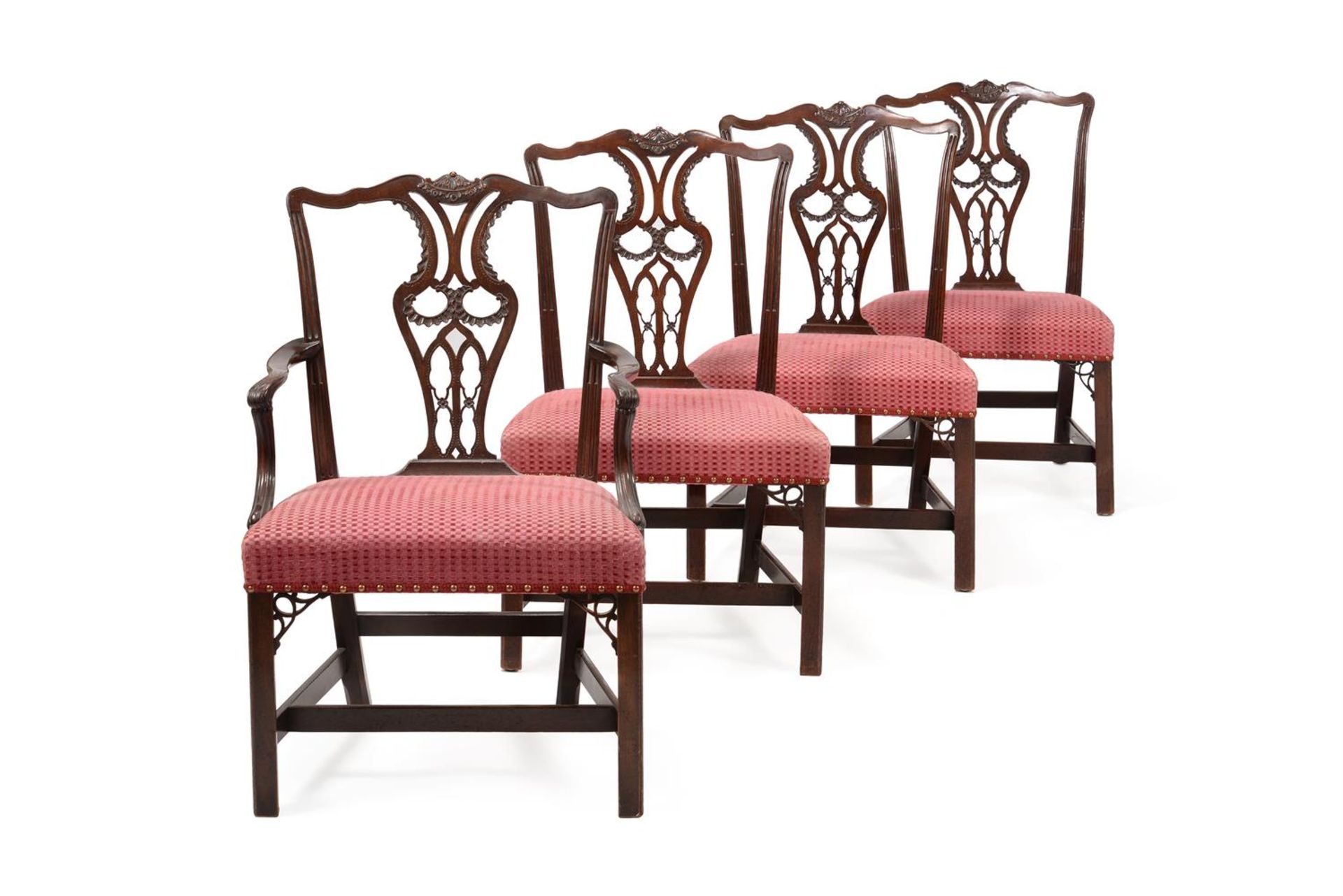 A SET OF SIX GEORGE III MAHOGANY DINING CHAIRSIN THE MANNER OF THOMAS CHIPPENDALE - Bild 3 aus 6