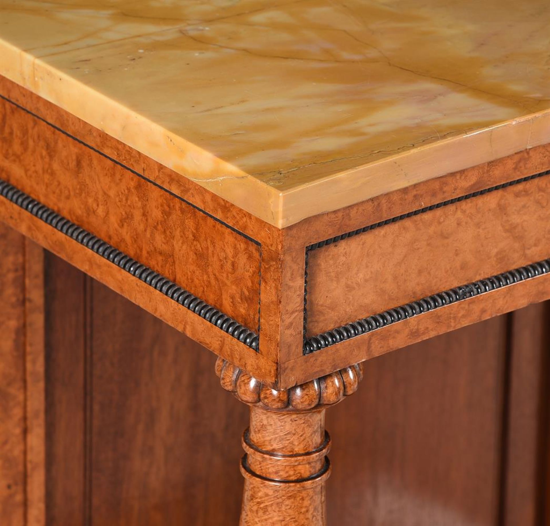 A PAIR OF AMBOYNA & MAHOGANY CONSOLE TABLES, IN GEORGE IV STYLE, 20TH CENTURY - Bild 4 aus 6