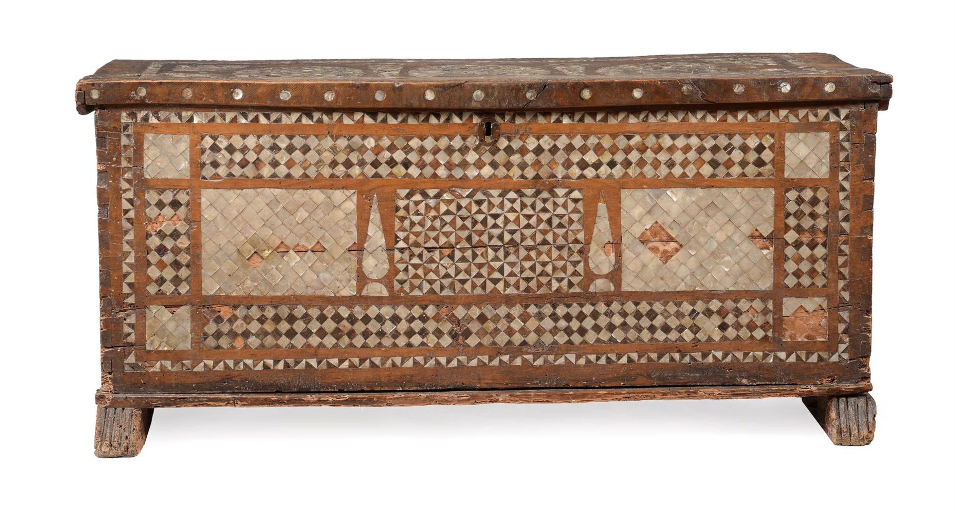 Y AN OTTOMAN MOTHER OF PEARL AND TORTOISESHELL INLAID WOODEN CHEST, 19TH CENTURY OR EARLIER - Bild 2 aus 4