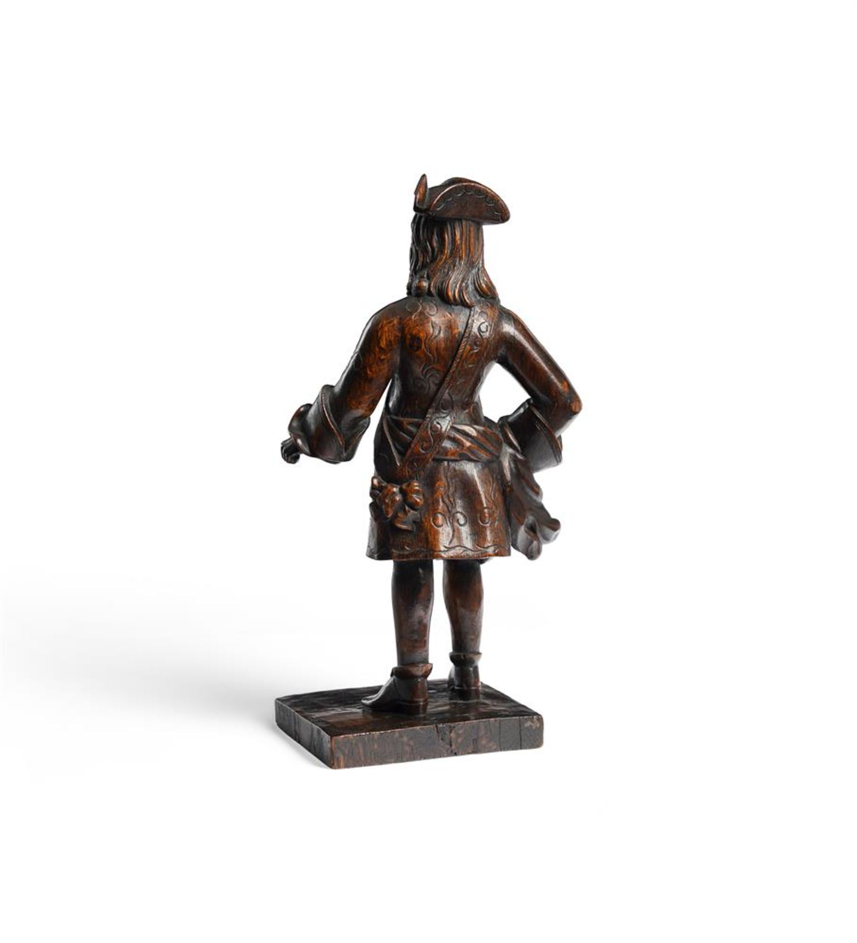 A RARE CARVED OAK MODEL OF A EUROPEAN MERCHANT OR ARMY OFFICER, 18TH CENTURY - Image 4 of 5