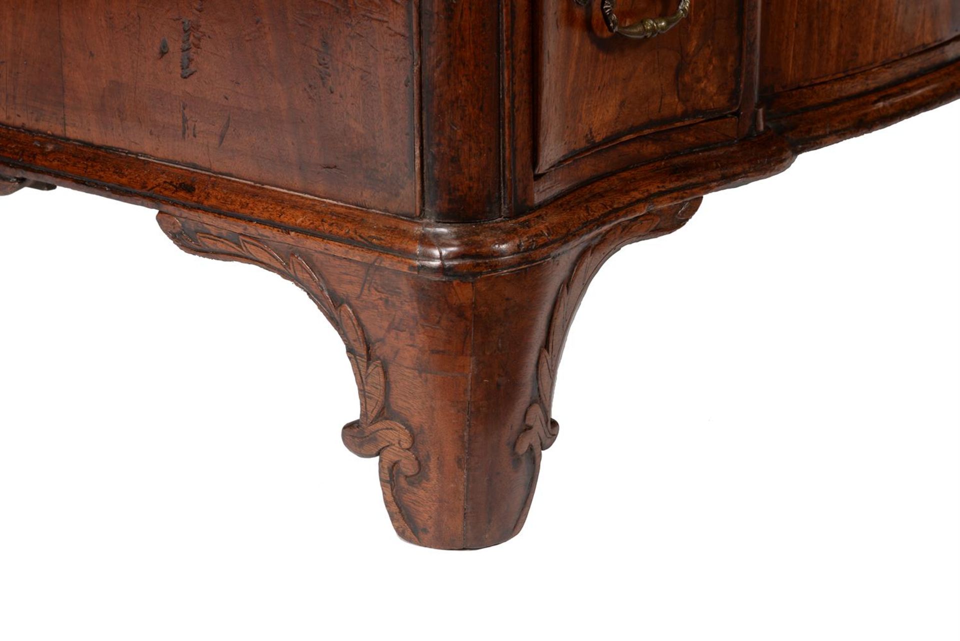 A FINE GEORGE III MAHOGANY SERPENTINE FRONTED COMMODE, IN THE MANNER OF WRIGHT & ELWICK, CIRCA 1770 - Image 5 of 6