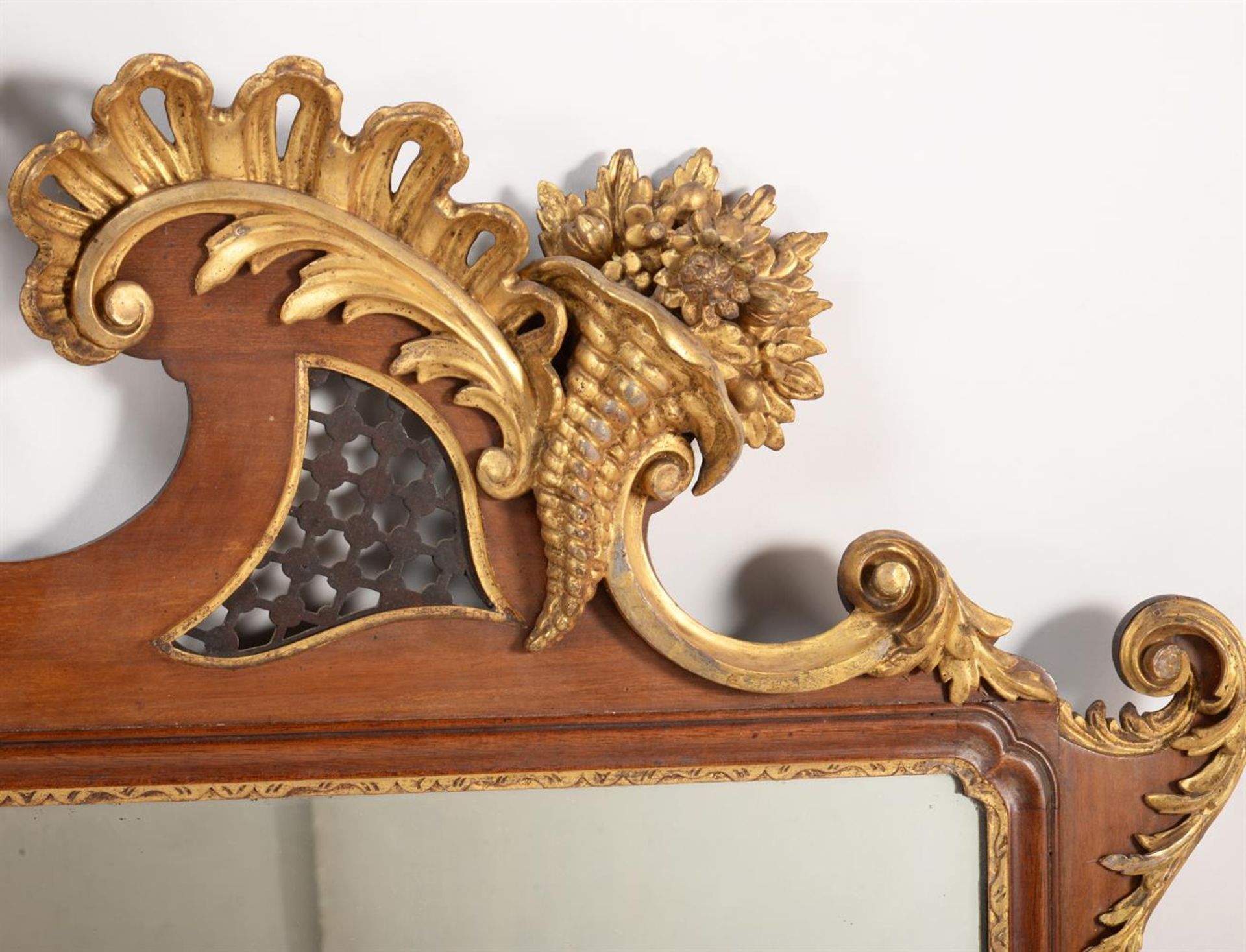 A MAHOGANY AND GILTWOOD OVERMANTEL WALL MIRROR, SECOND HALF 19TH CENTURY - Bild 3 aus 6