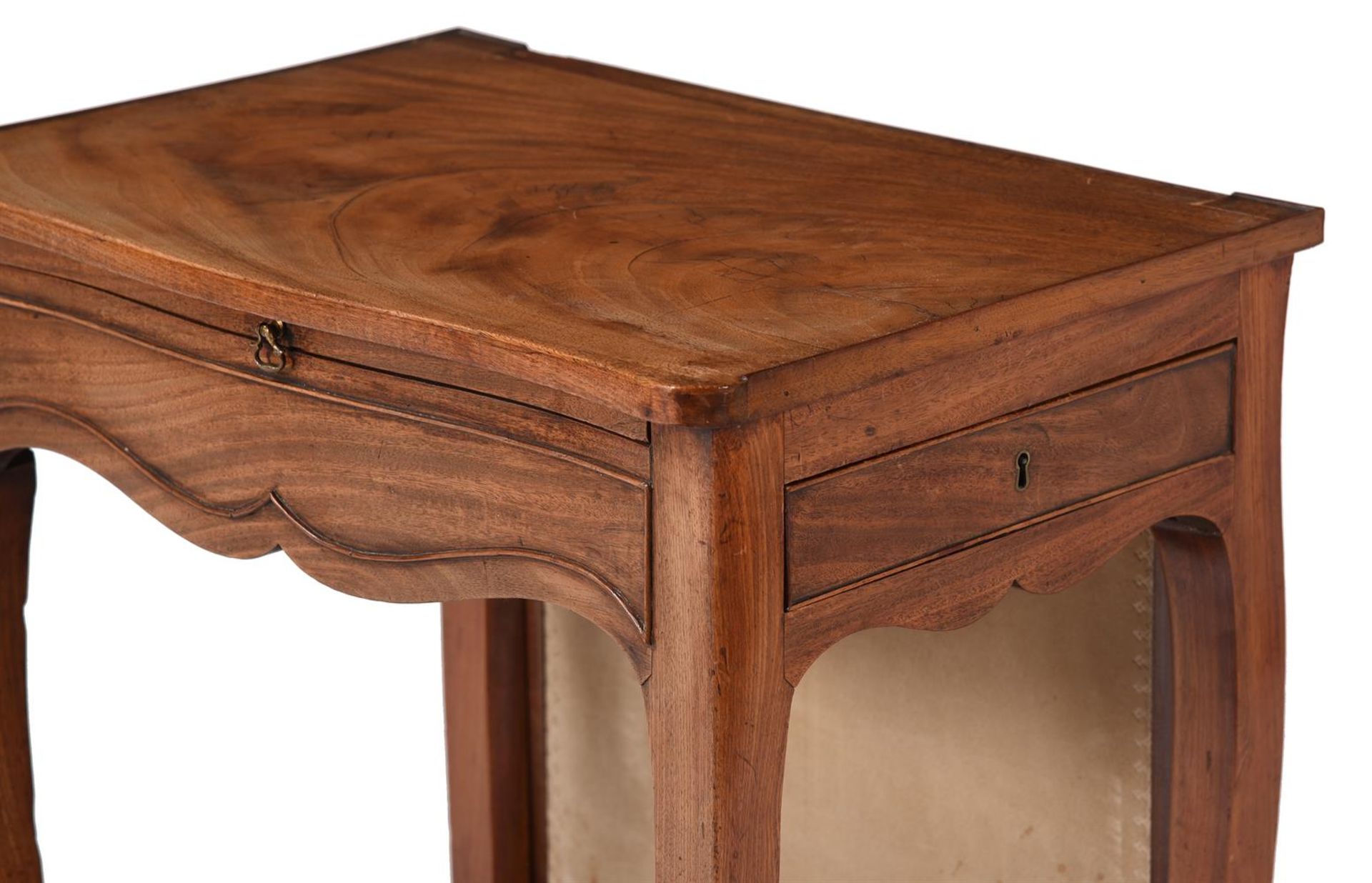 A GEORGE III MAHOGANY WRITING DESK, IN FRENCH HEPPLEWHITE STYLE, CIRCA 1775 - Bild 5 aus 8