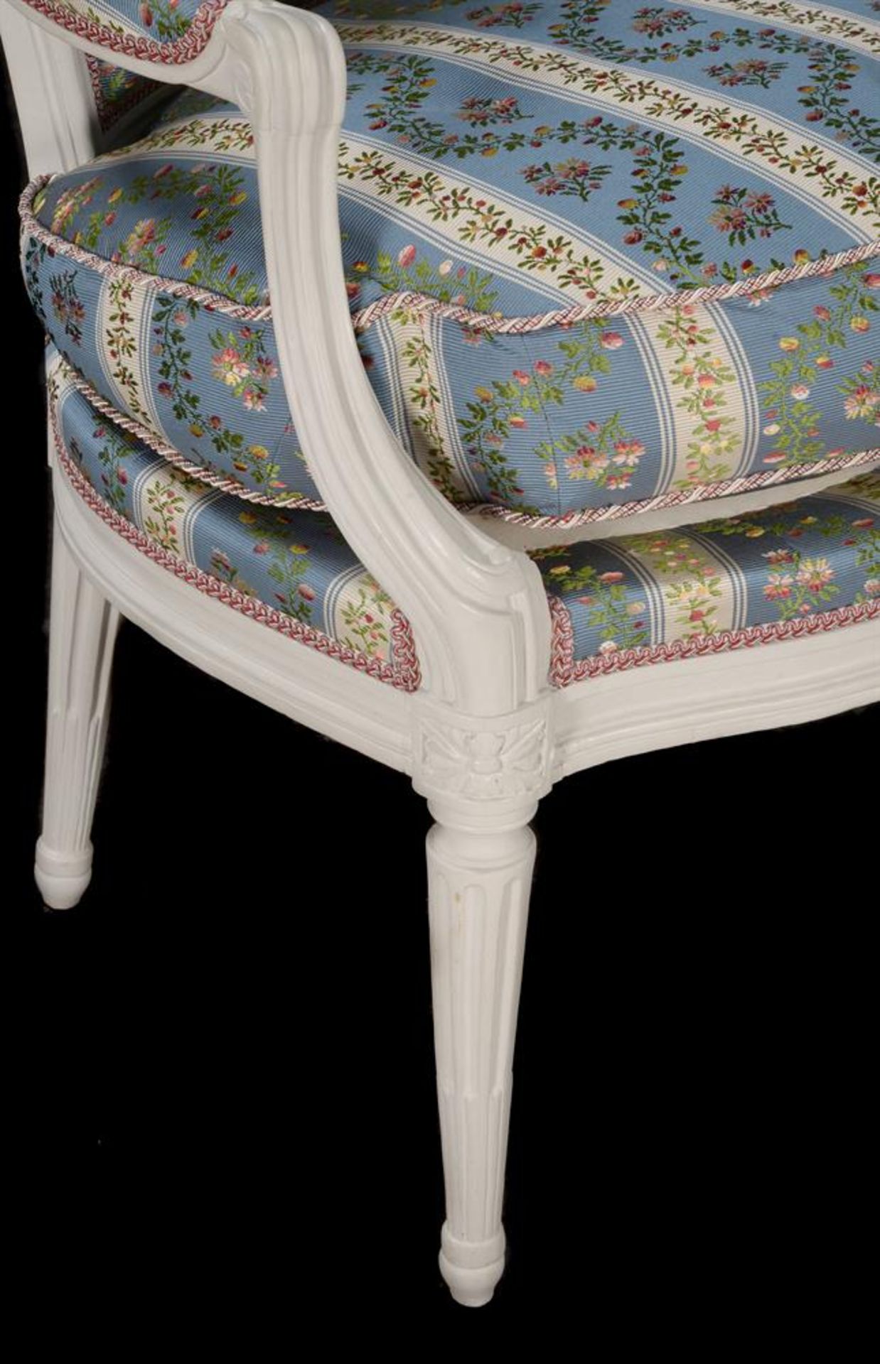 A FRENCH TRANSITIONAL PAINTED BEECHWOOD ARMCHAIR, BY GEORGES JACOB, CIRCA 1770 - Bild 4 aus 5