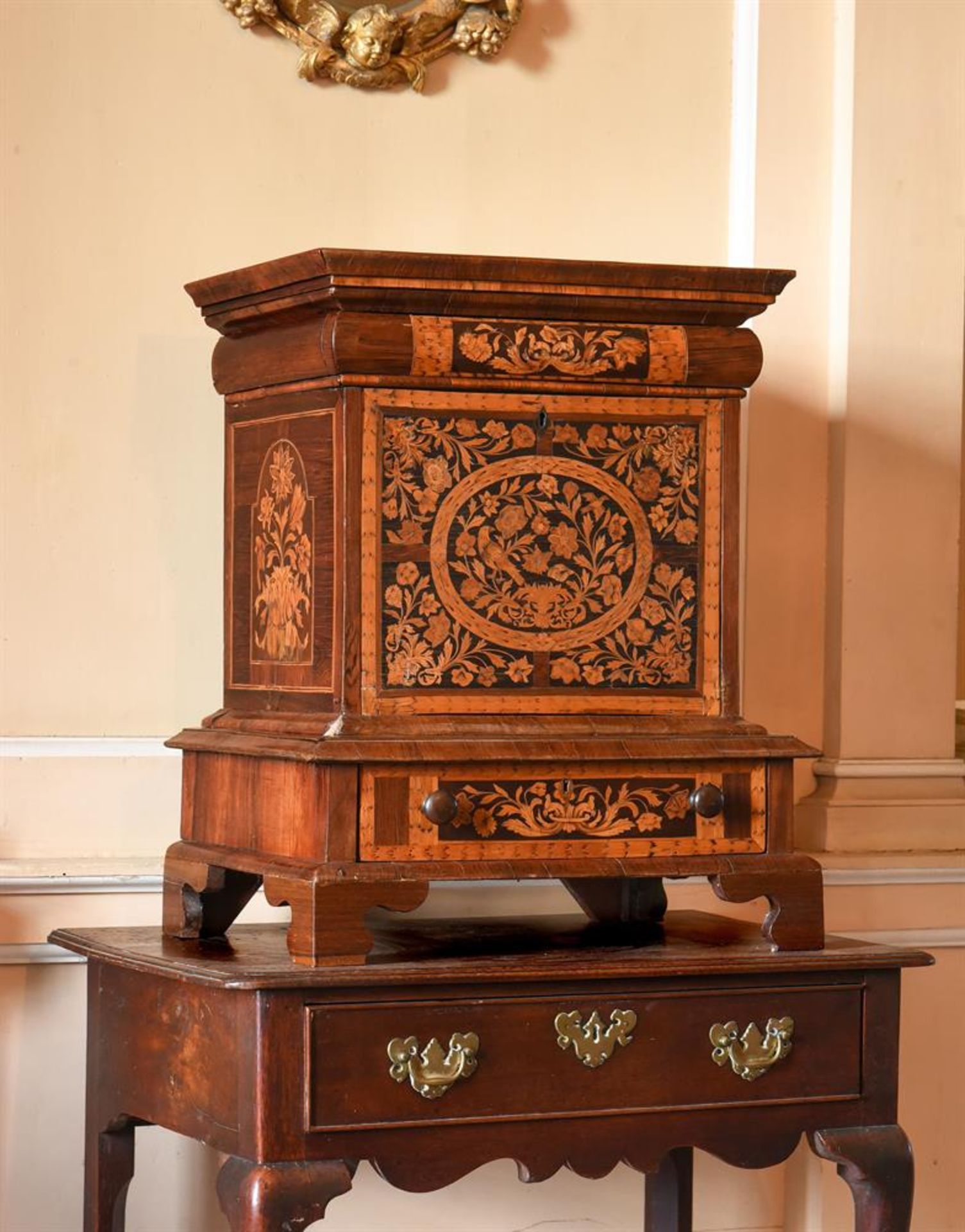 A WALNUT AND MARQUETRY TABLE TOP CABINETIN WILLIAM AND MARY STYLE - Bild 3 aus 4