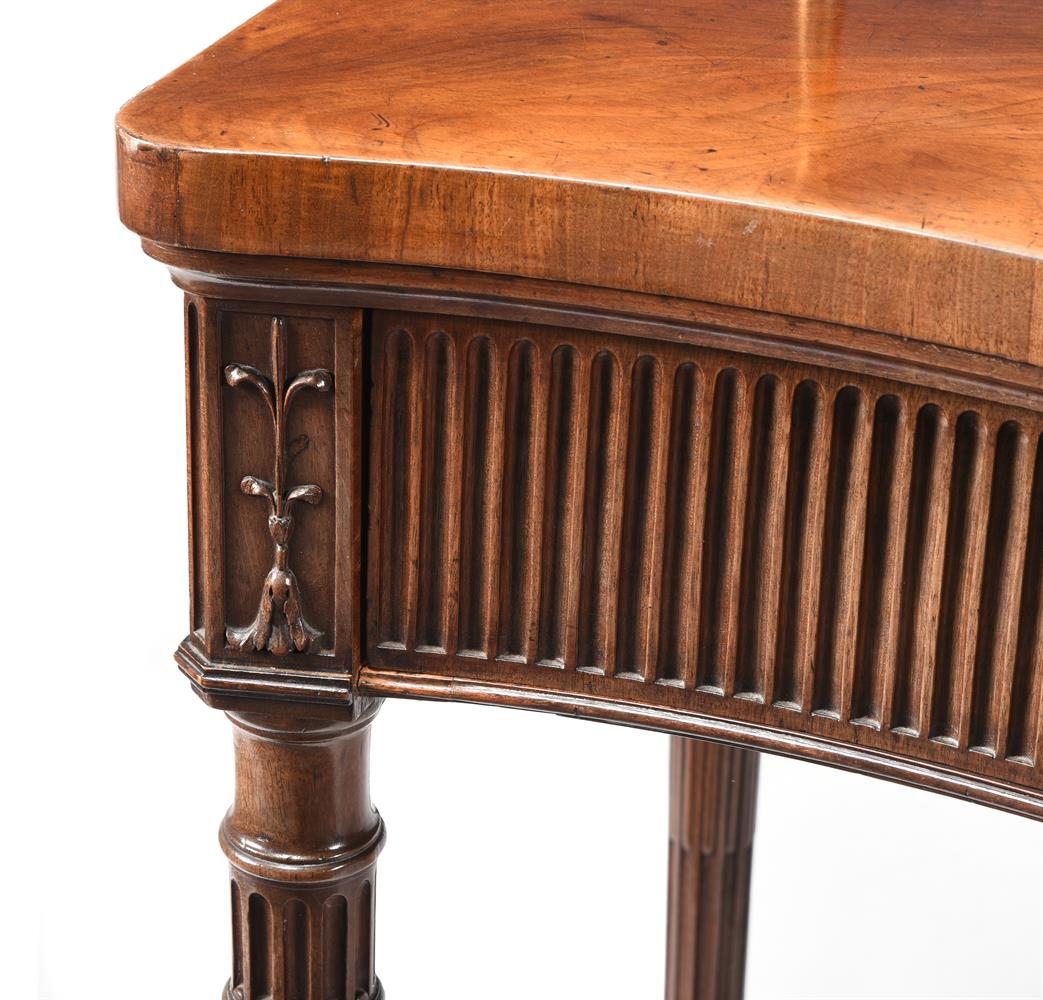 A FINE GEORGE III MAHOGANY SERPENTINE FRONTED SERVING TABLE, AFTER DESIGNS BY LINNELL OR ADAM - Image 5 of 7