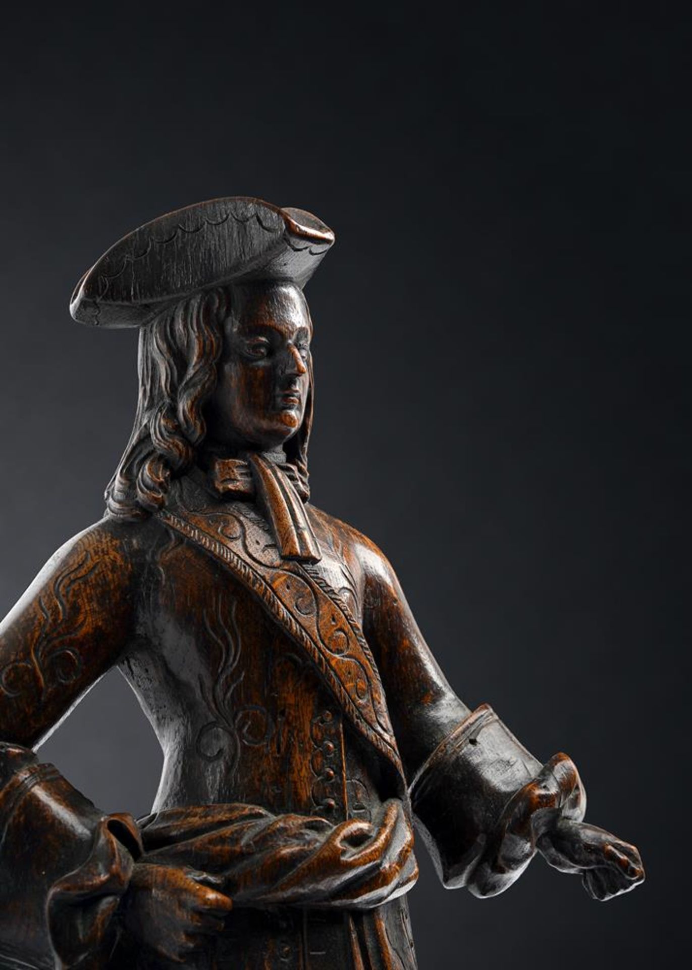 A RARE CARVED OAK MODEL OF A EUROPEAN MERCHANT OR ARMY OFFICER, 18TH CENTURY - Image 2 of 5