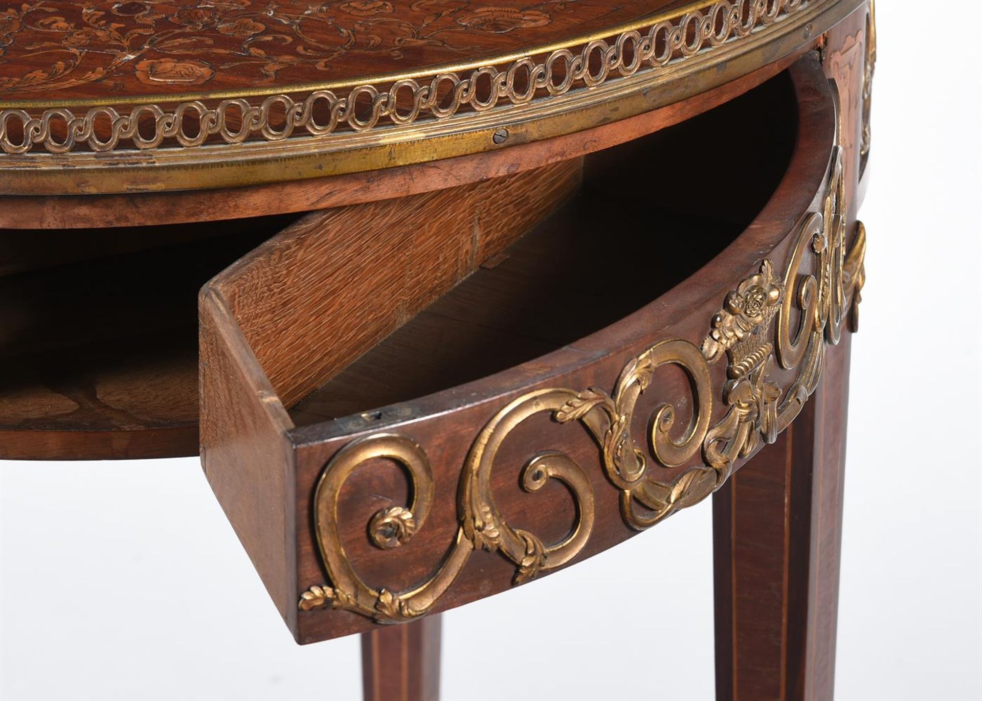 Y A CONTINENTAL AMARANTH AND MARQUETRY OCCASIONAL TABLE, LATE 18TH/ EARLY 19TH CENTURY - Image 4 of 4