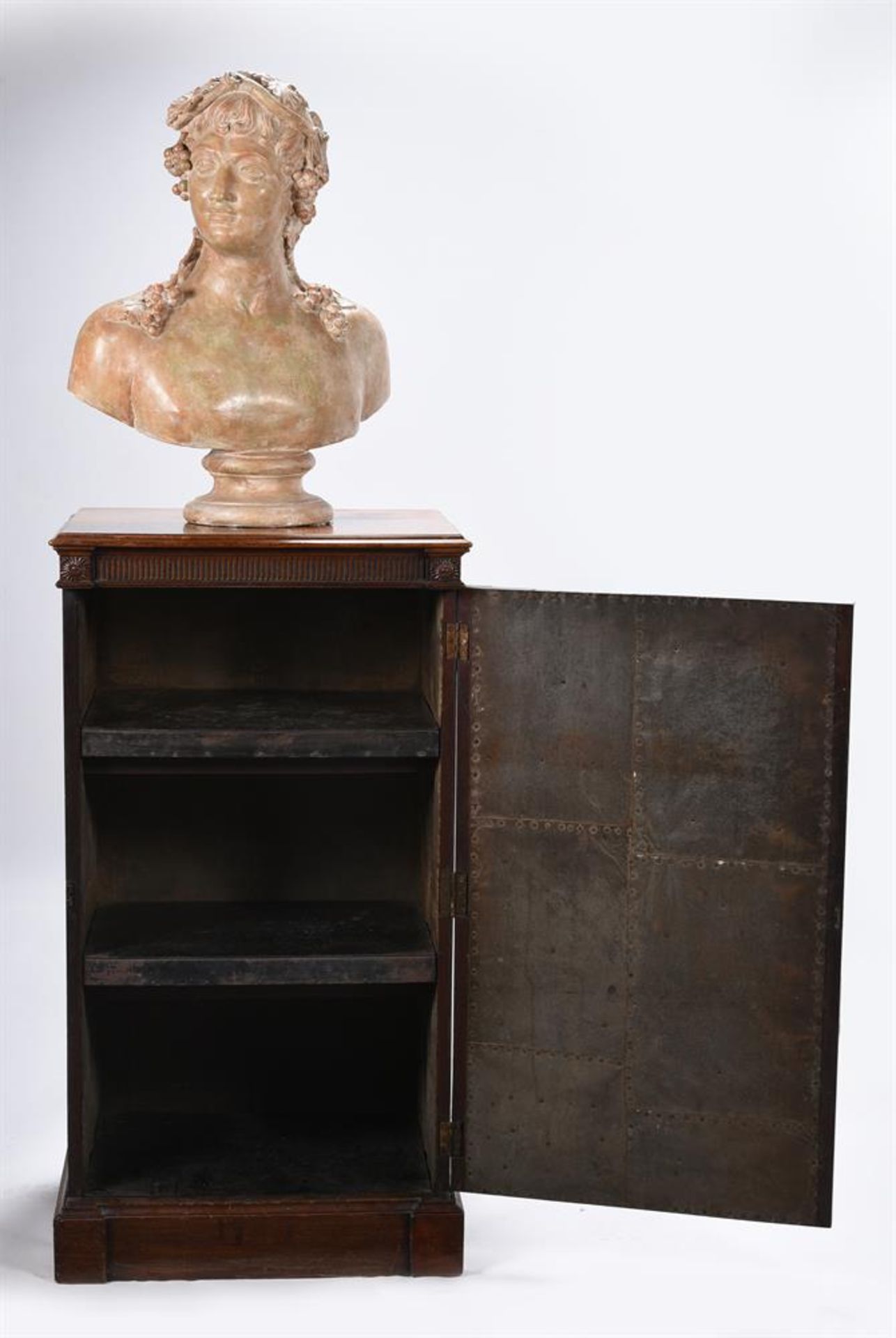 A PAIR OF GEORGE III MAHOGANY PEDESTAL CUPBOARDS, IN THE MANNER OF INCE & MAYHEW, CIRCA 1790 - Bild 2 aus 11