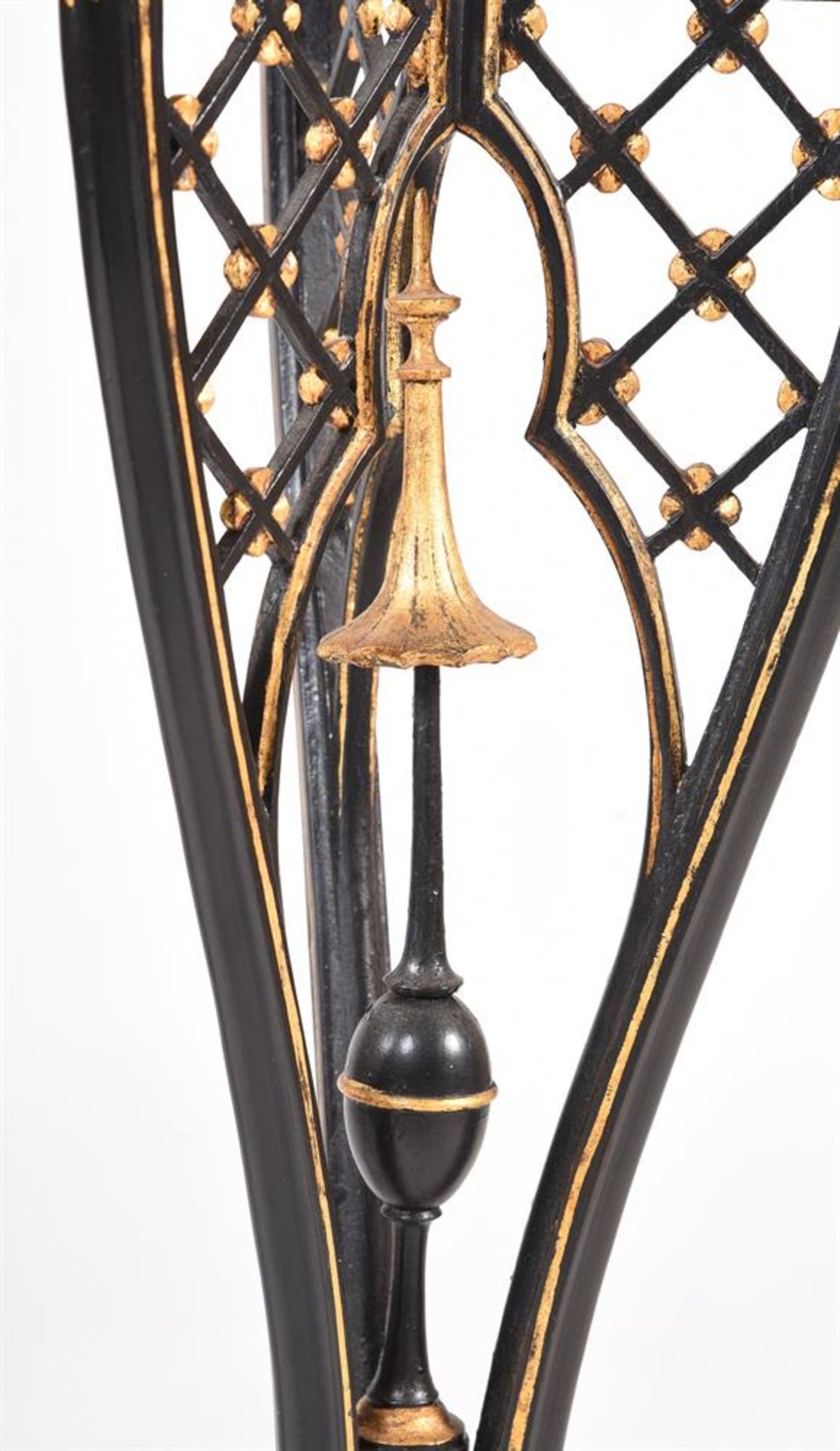 A PAIR OF BLACK PAINTED AND PARCEL GILT TORCHERE STANDS, IN GEORGE III STYLE, 20TH CENTURY - Bild 4 aus 5