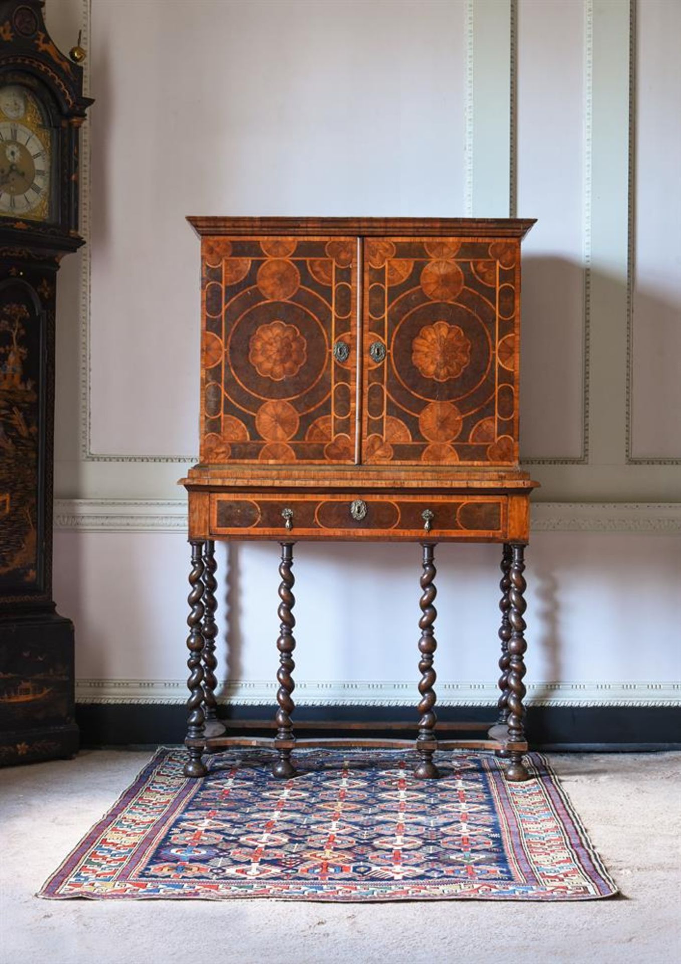 Y A WILLIAM & MARY ROSEWOOD, KINGWOOD AND OLIVEWOOD OYSTER VENEERED CABINET ON STAND, CIRCA 1690 - Bild 8 aus 11