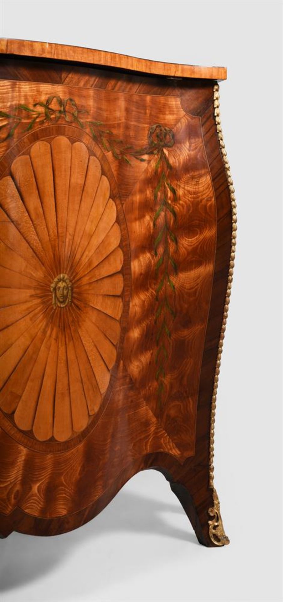 Y A GEORGE III SATINWOOD, MARQUETRY AND PAINTED SERPENTINE FRONTED COMMODE, CIRCA 1780 - Bild 5 aus 12