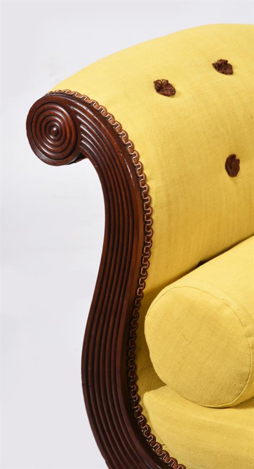 A REGENCY MAHOGANY AND BUTTON UPHOLSTERED DAY BED, CIRCA 1815 - Bild 5 aus 6