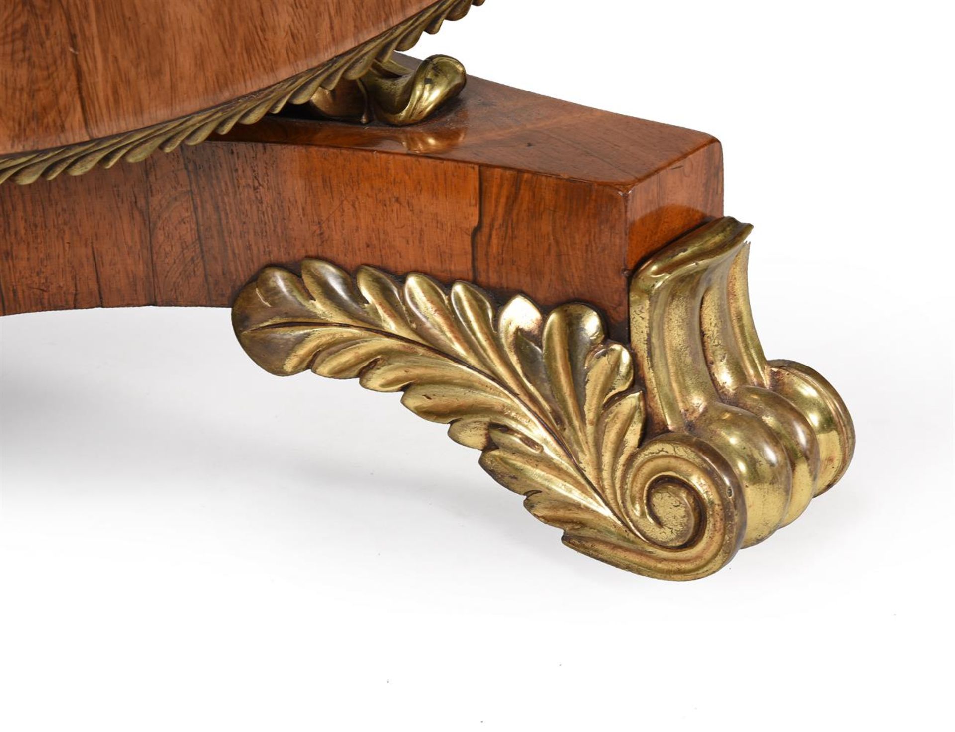 Y A GEORGE IV ROSEWOOD AND GILT METAL MOUNTED OVAL CENTRE TABLE, CIRCA 1830 - Bild 4 aus 5