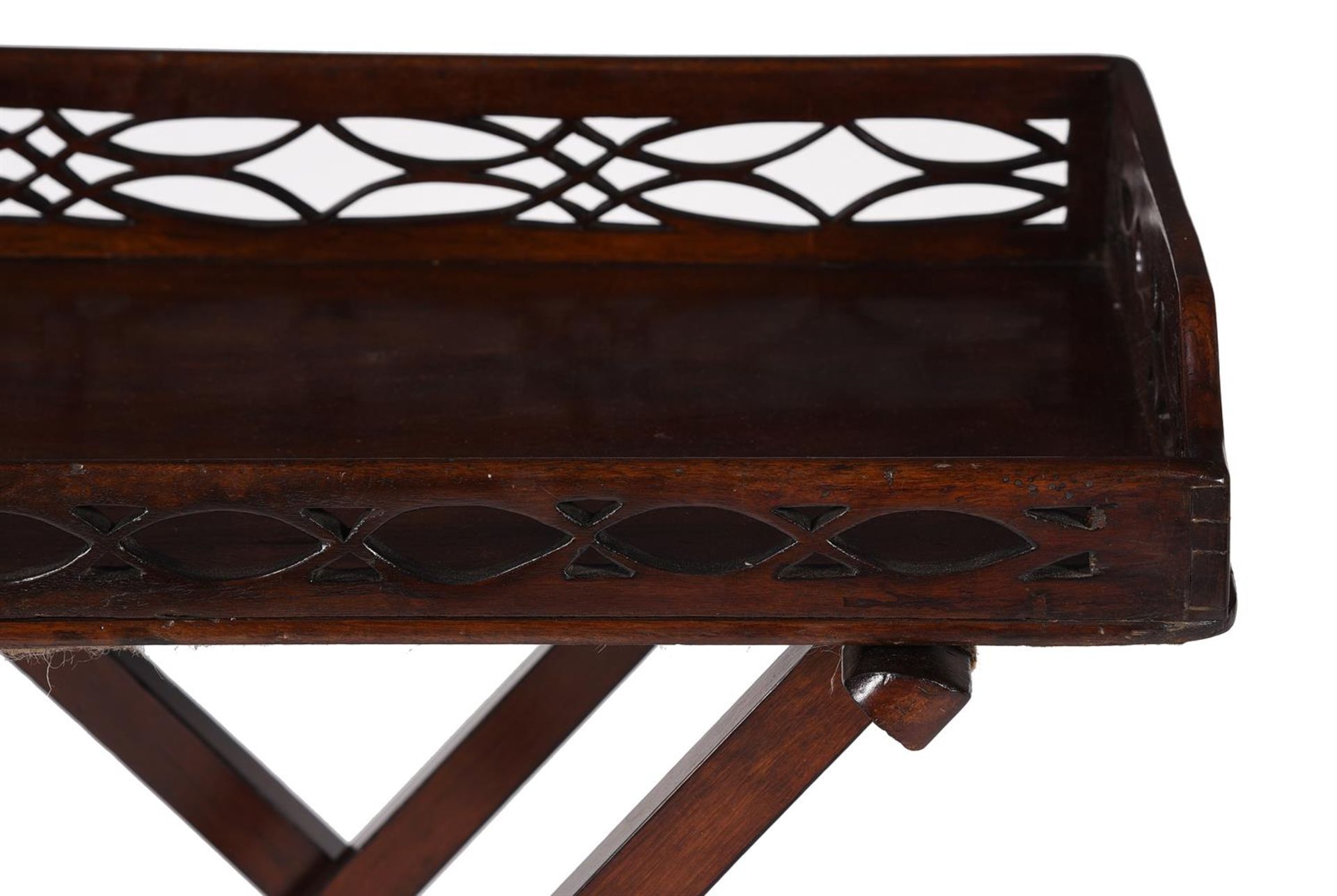 A GEORGE III MAHOGANY BUTLERS TRAY ON STAND, CIRCA 1780 - Bild 3 aus 5